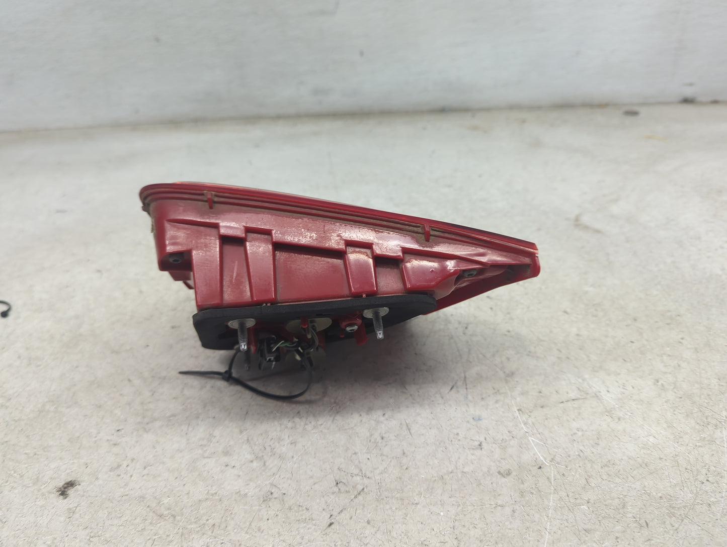 2013-2016 Chevrolet Malibu Driver Left Side Deck Lid Mounted Tail Light 5026672 - Oemusedautoparts1.com