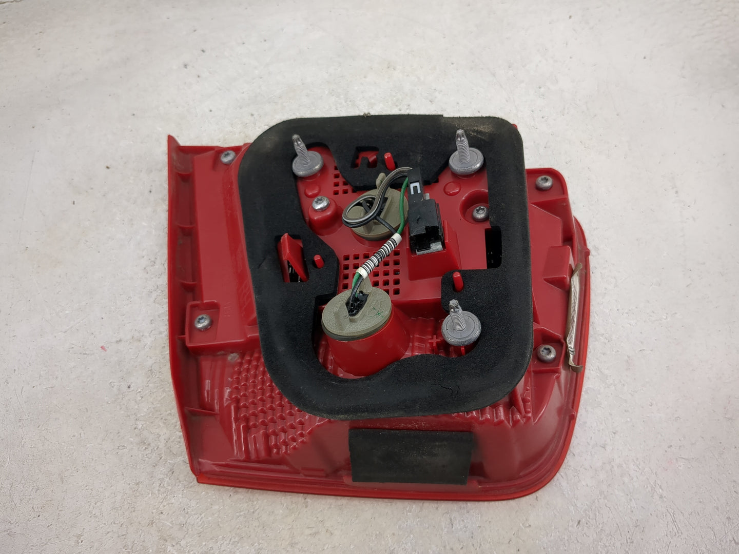 2013 Chevrolet Malibu Passenger Right Side Deck Lid Mounted Tail Light 5028000 - Oemusedautoparts1.com