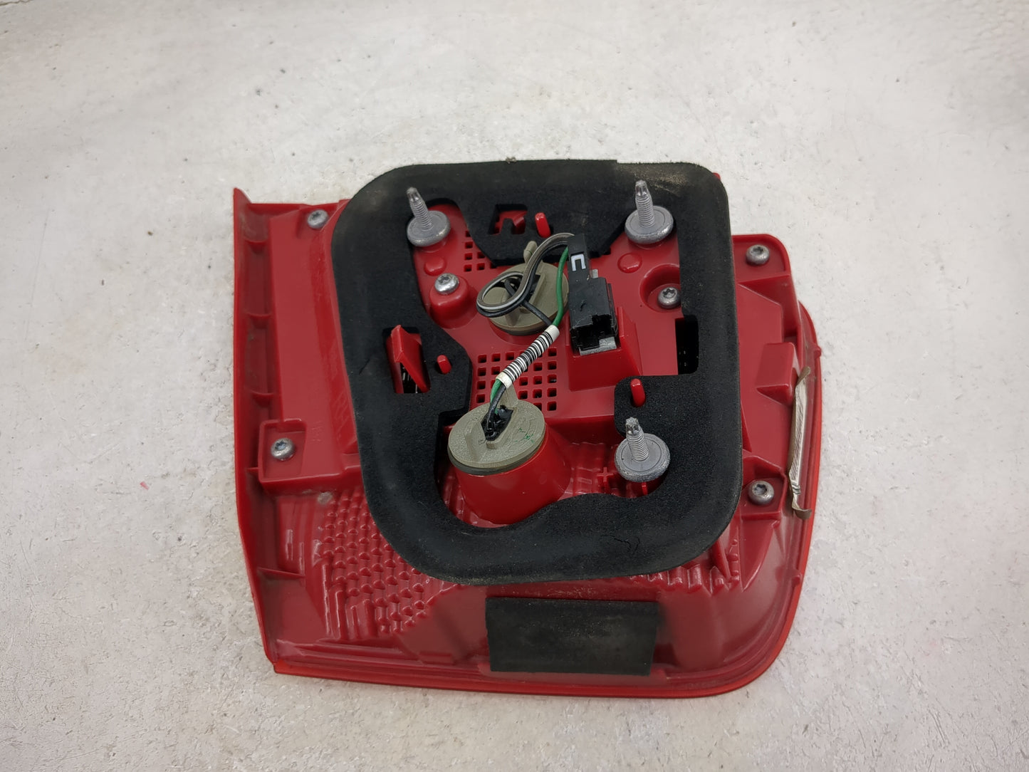 2013 Chevrolet Malibu Passenger Right Side Deck Lid Mounted Tail Light 5028000 - Oemusedautoparts1.com