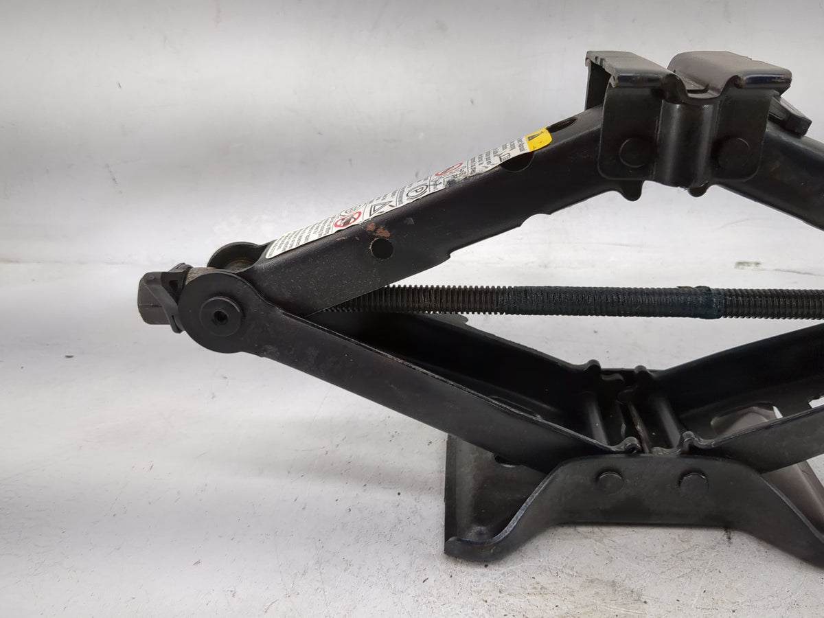 Chevrolet Malibu Spare Scissor Car Jack 5028417 - Oemusedautoparts1.com