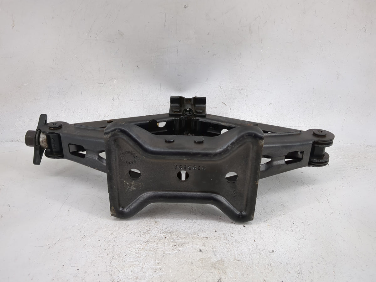 Chevrolet Malibu Spare Scissor Car Jack 5028417 - Oemusedautoparts1.com