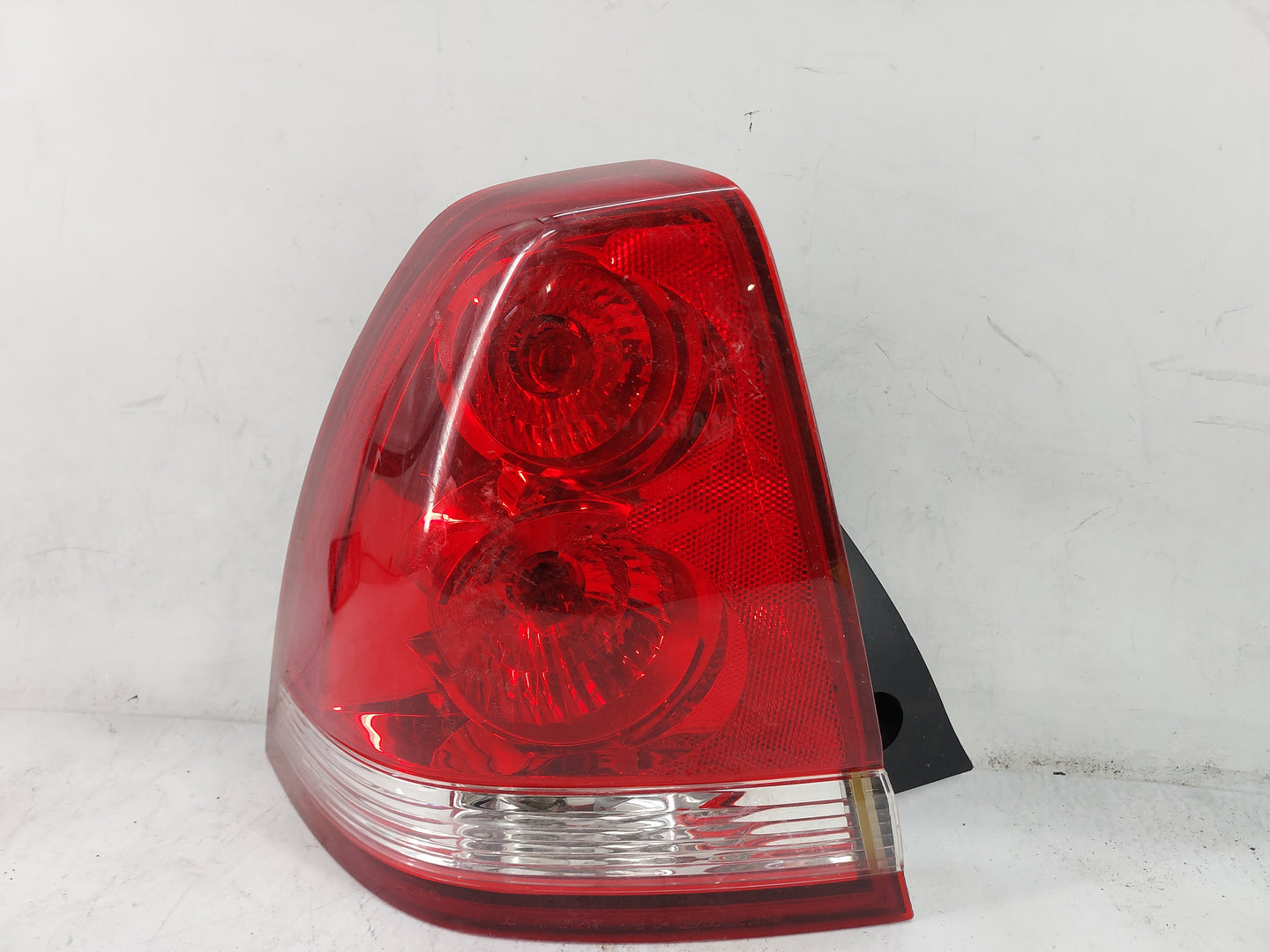 2004-2007 Chevrolet Malibu Tail Light Assembly Driver Left OEM Fits Fits 2004 2005 2006 2007 OEM Used Auto Parts - Oemusedau