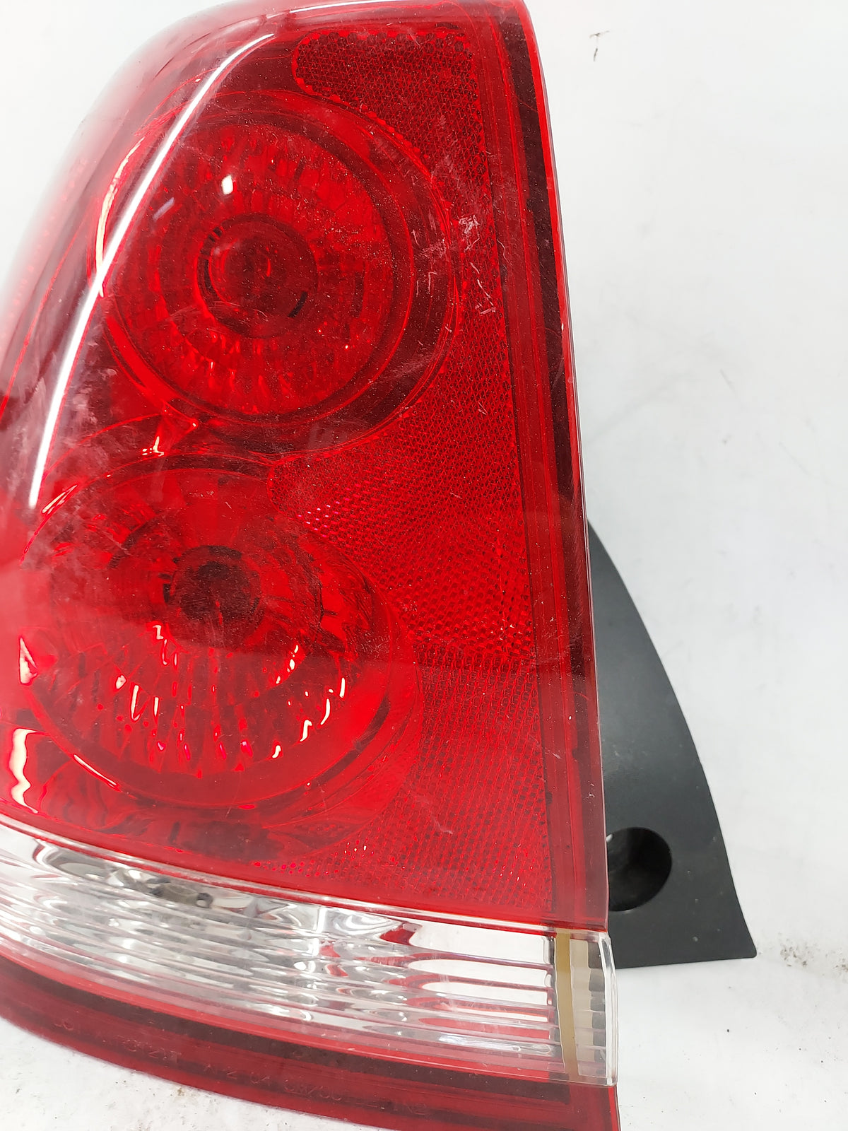 2004-2007 Chevrolet Malibu Tail Light Assembly Driver Left OEM Fits Fits 2004 2005 2006 2007 OEM Used Auto Parts - Oemusedau