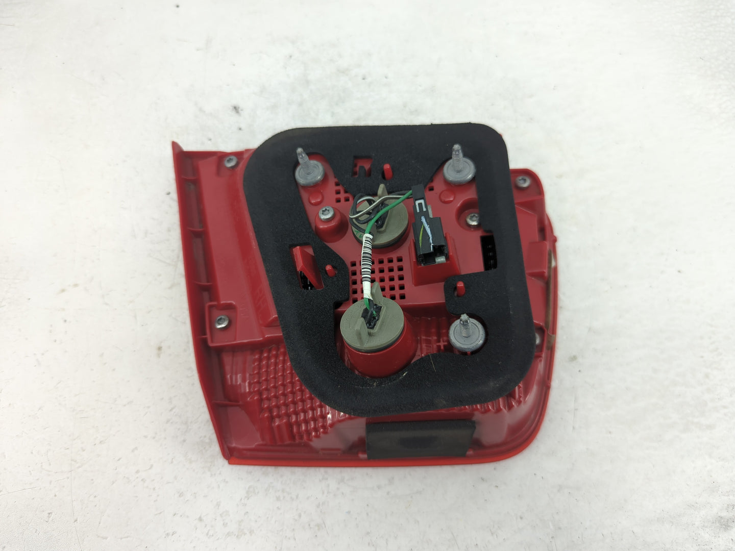 2013 Chevrolet Malibu Passenger Right Side Deck Lid Mounted Tail Light - Oemusedautoparts1.com