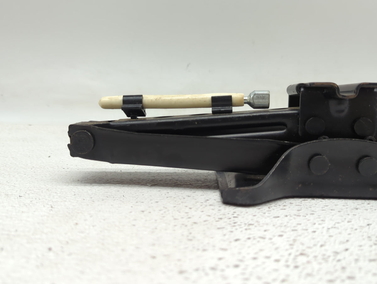 2012 Chevrolet Malibu Spare Scissor Car Jack 877566 - Oemusedautoparts1.com