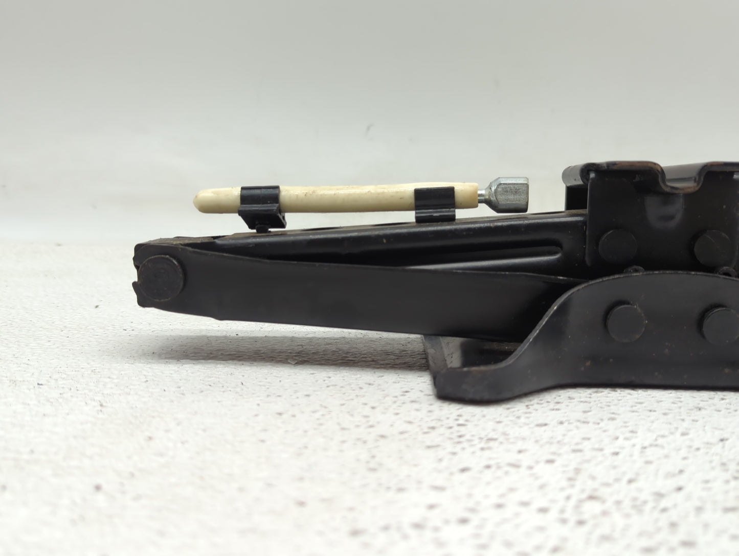 2012 Chevrolet Malibu Spare Scissor Car Jack 877566 - Oemusedautoparts1.com
