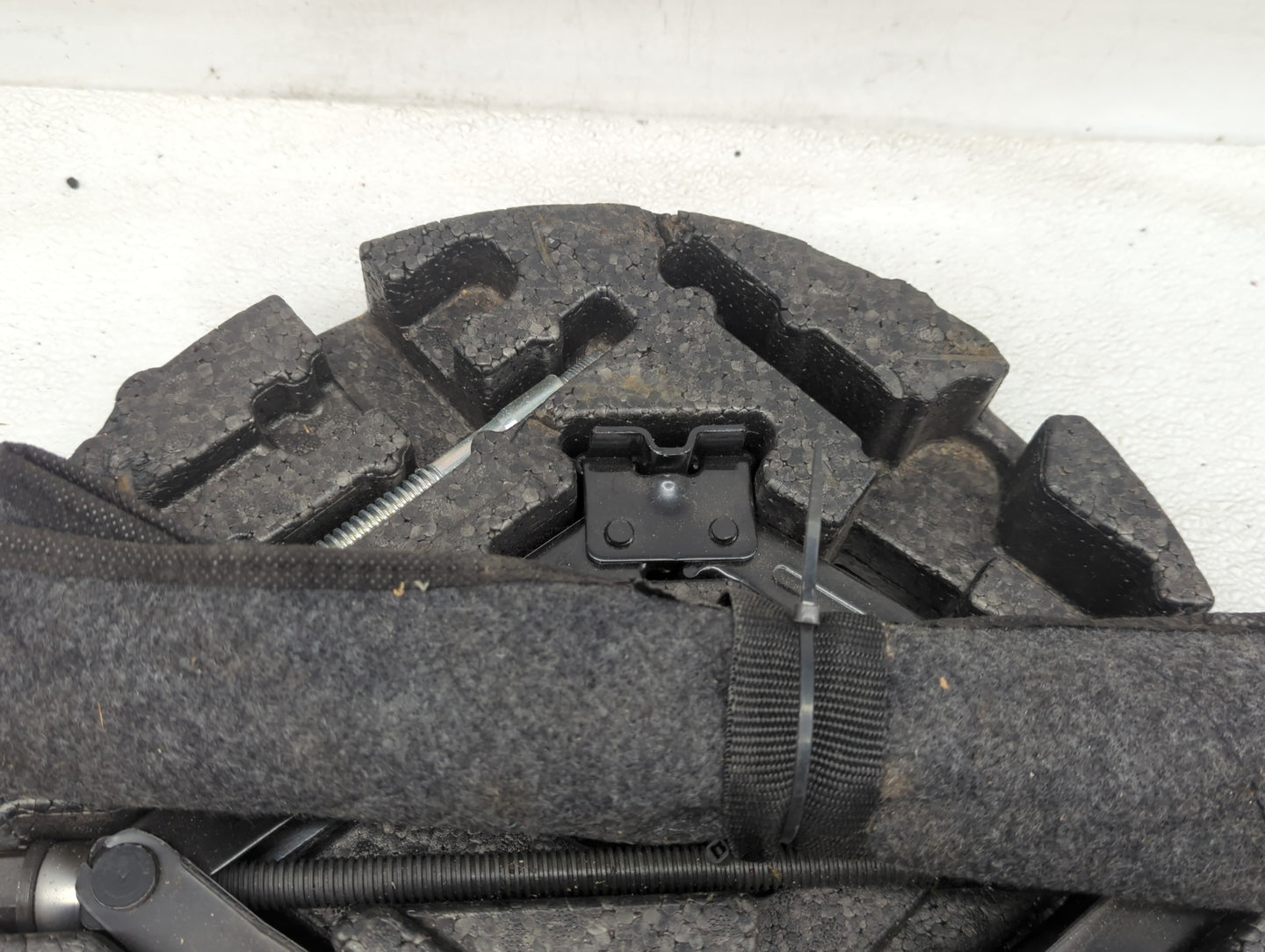 2015 Chevrolet Malibu Spare Scissor Car Jack 941660 - Oemusedautoparts1.com
