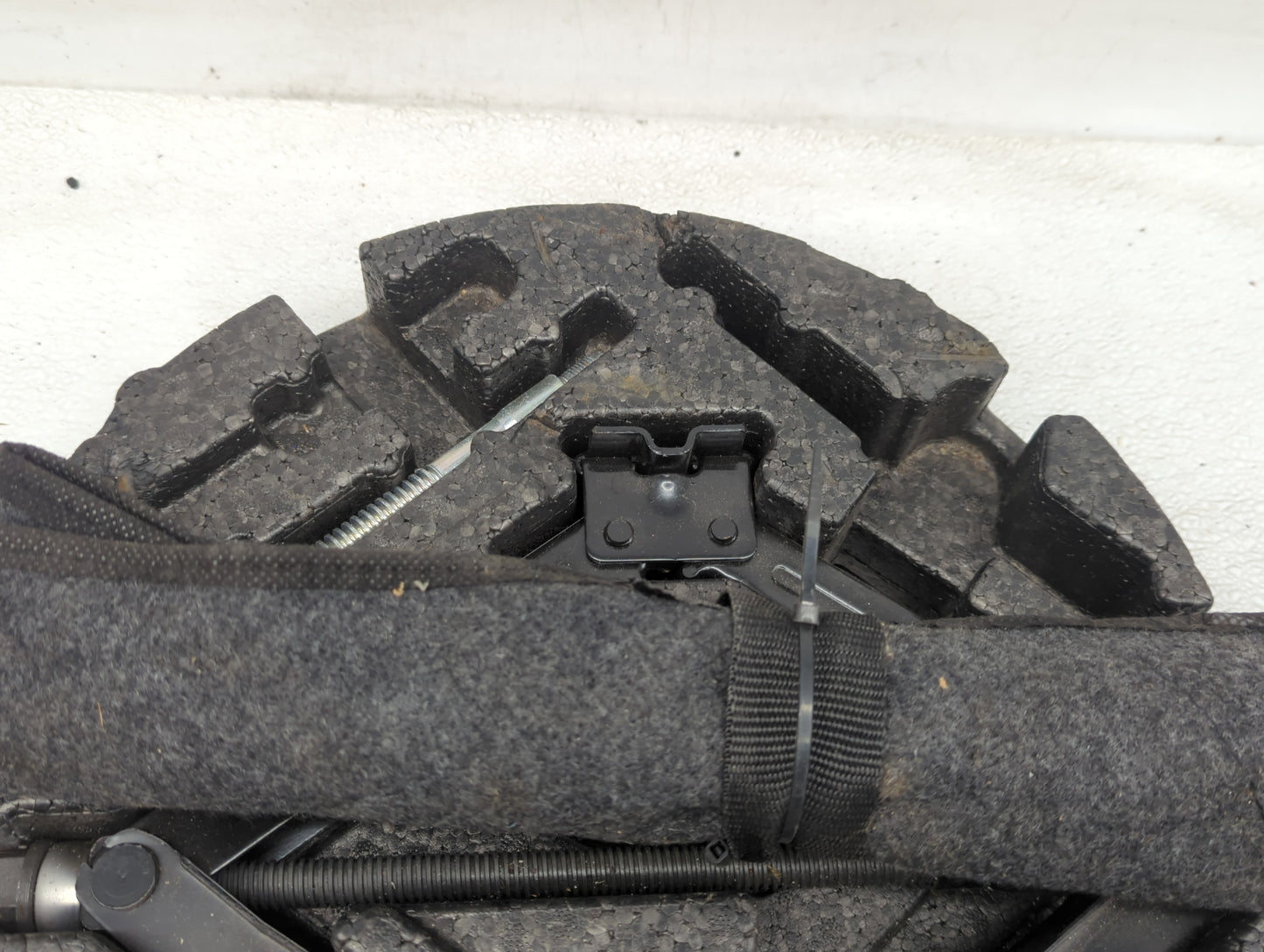 2015 Chevrolet Malibu Spare Scissor Car Jack 941660 - Oemusedautoparts1.com