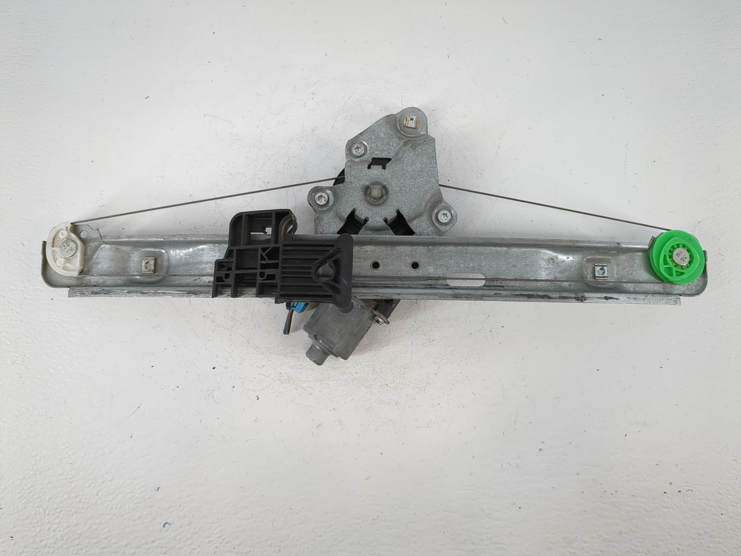 2006-2012 Chevrolet Malibu Passenger Front Right Power Window Motor - Oemusedautoparts1.com