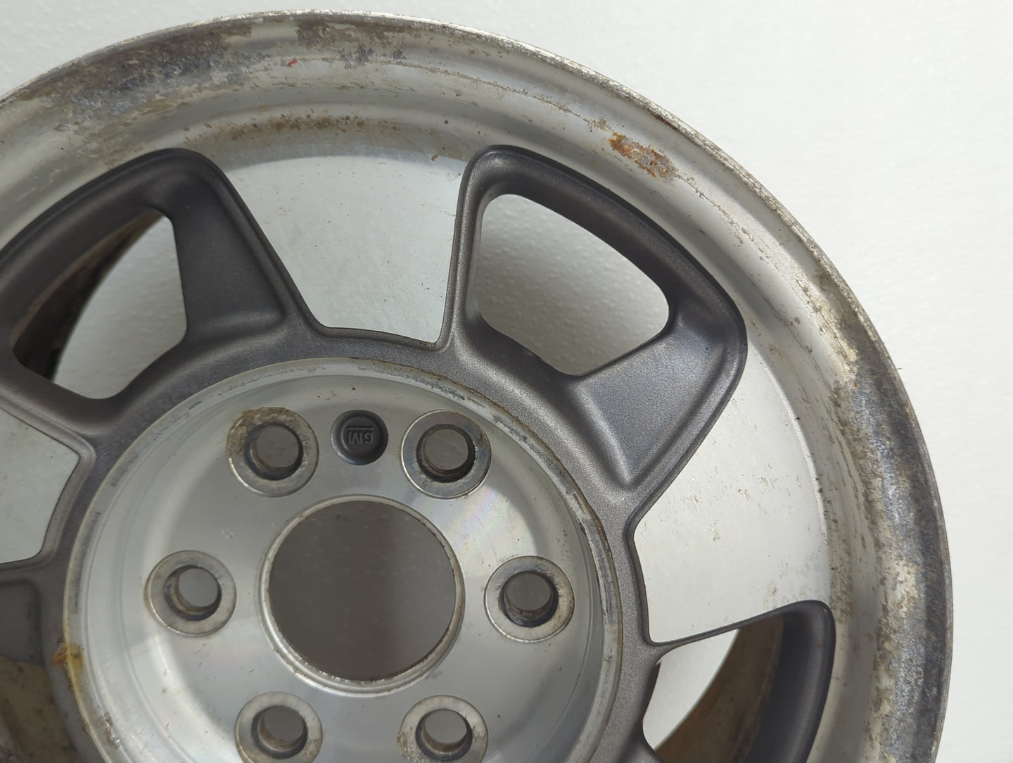 2000-2003 Chevrolet Suburban 1500 Oem Wheel Rim 1074163 - Oemusedautoparts1.com