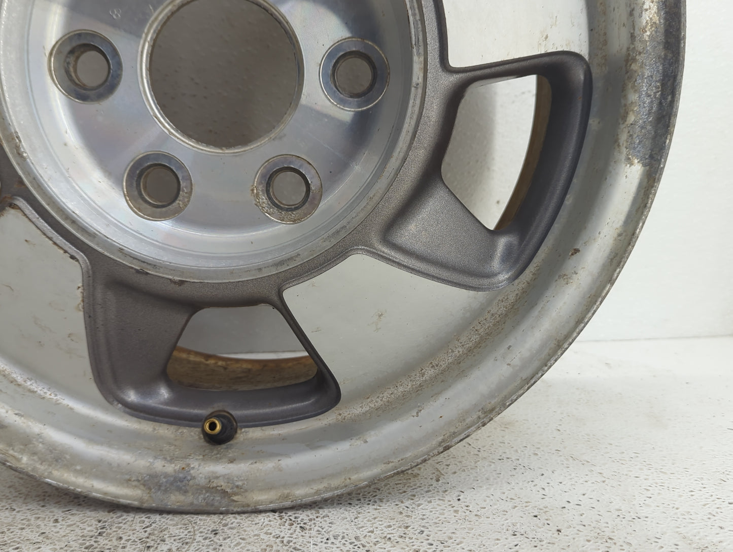 2000-2003 Chevrolet Suburban 1500 Oem Wheel Rim 1074163 - Oemusedautoparts1.com