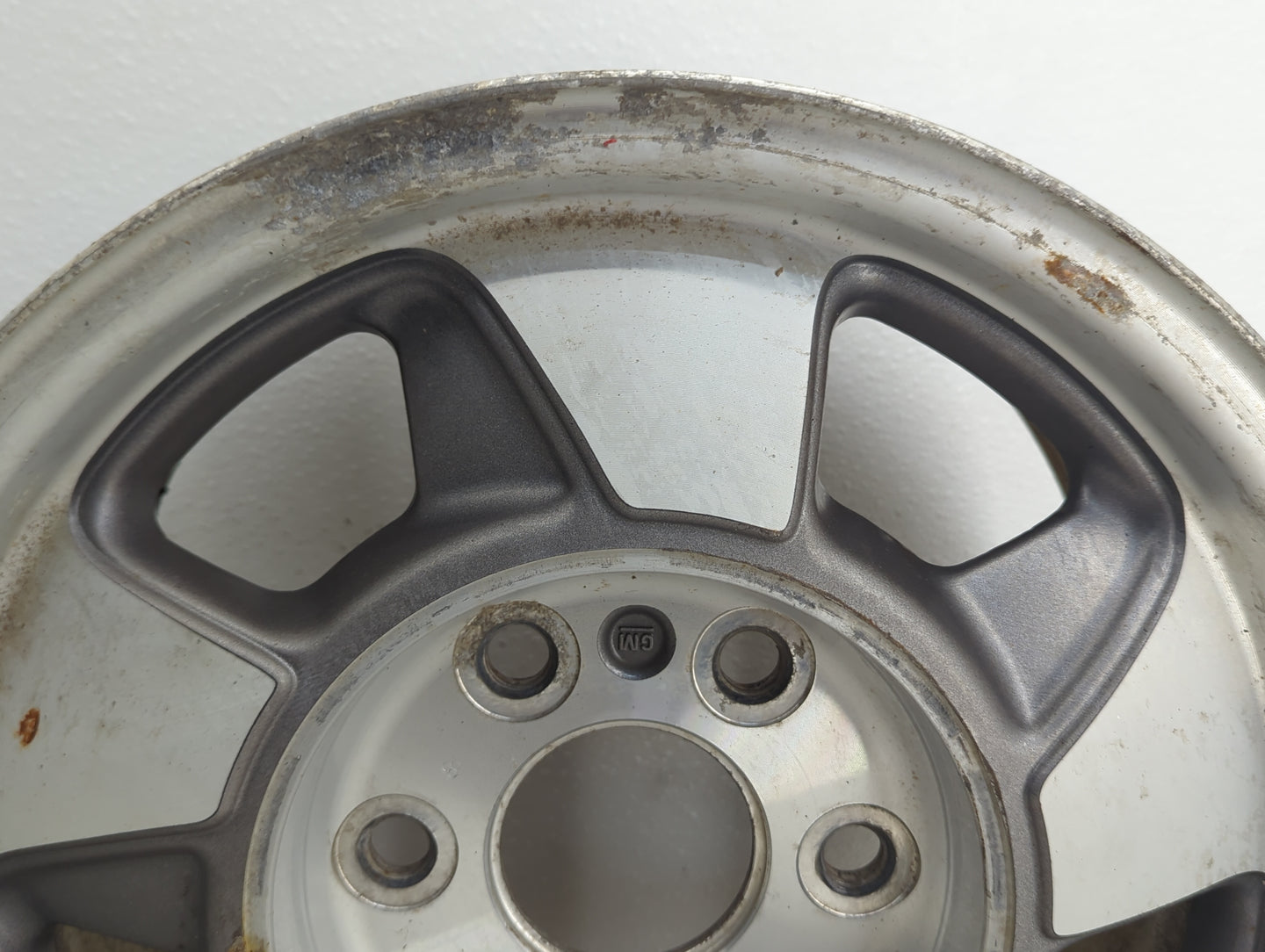 2000-2003 Chevrolet Suburban 1500 Oem Wheel Rim 1074163 - Oemusedautoparts1.com