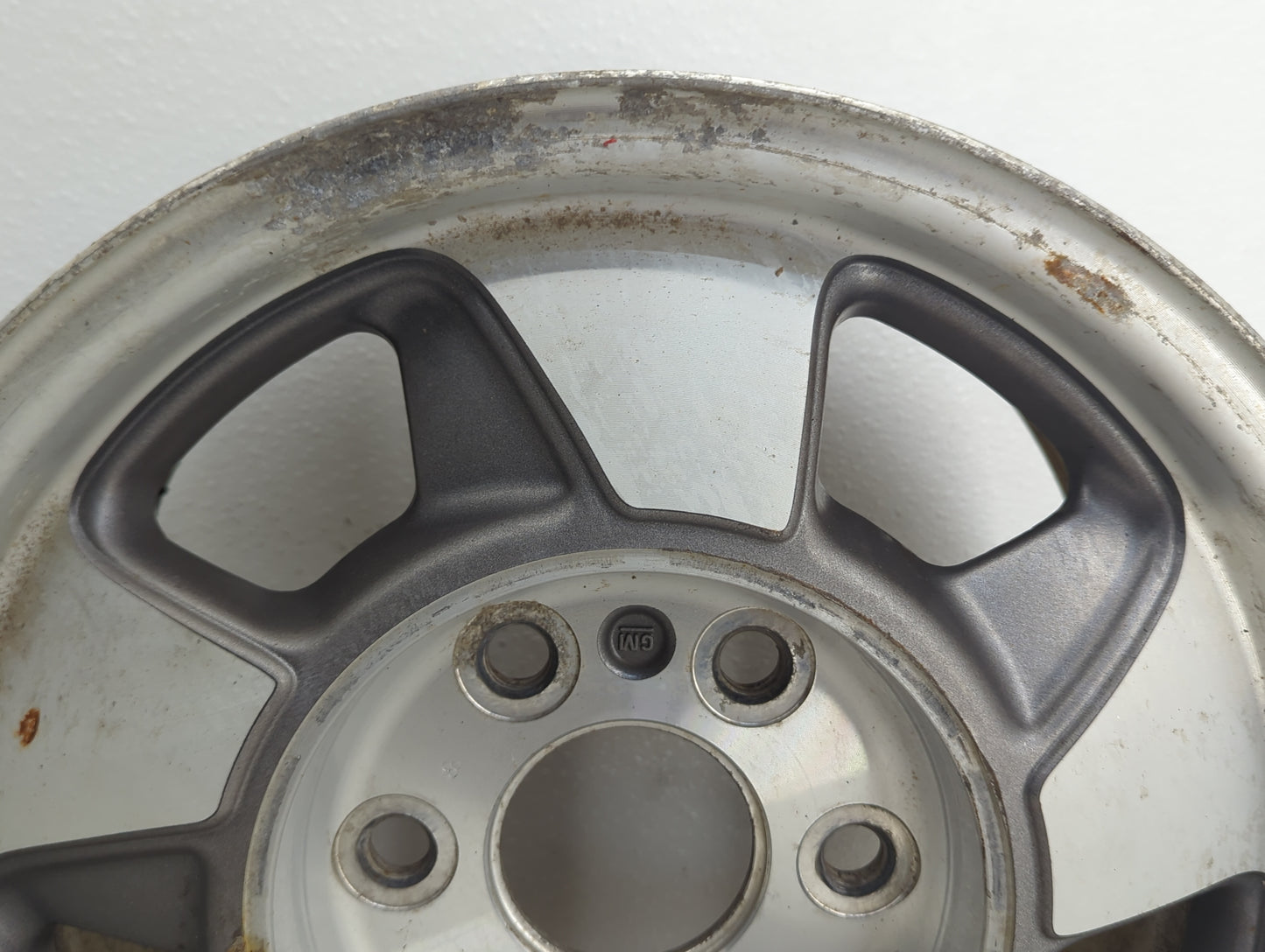2000-2003 Chevrolet Suburban 1500 Oem Wheel Rim 1074163 - Oemusedautoparts1.com