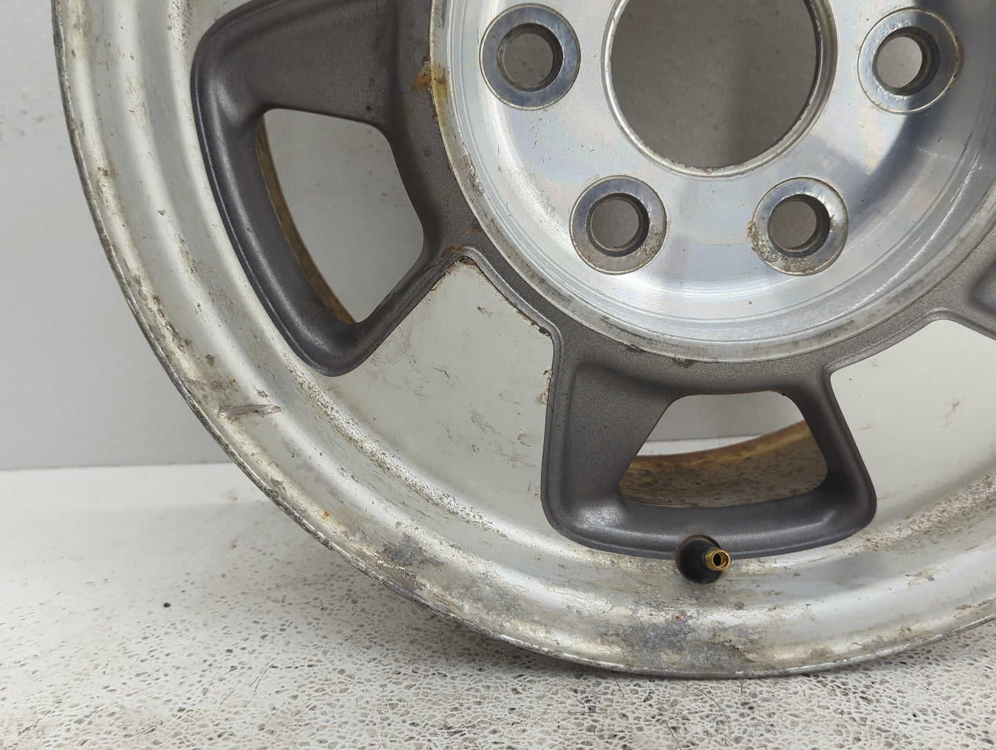 2000-2003 Chevrolet Suburban 1500 Oem Wheel Rim 1074163 - Oemusedautoparts1.com