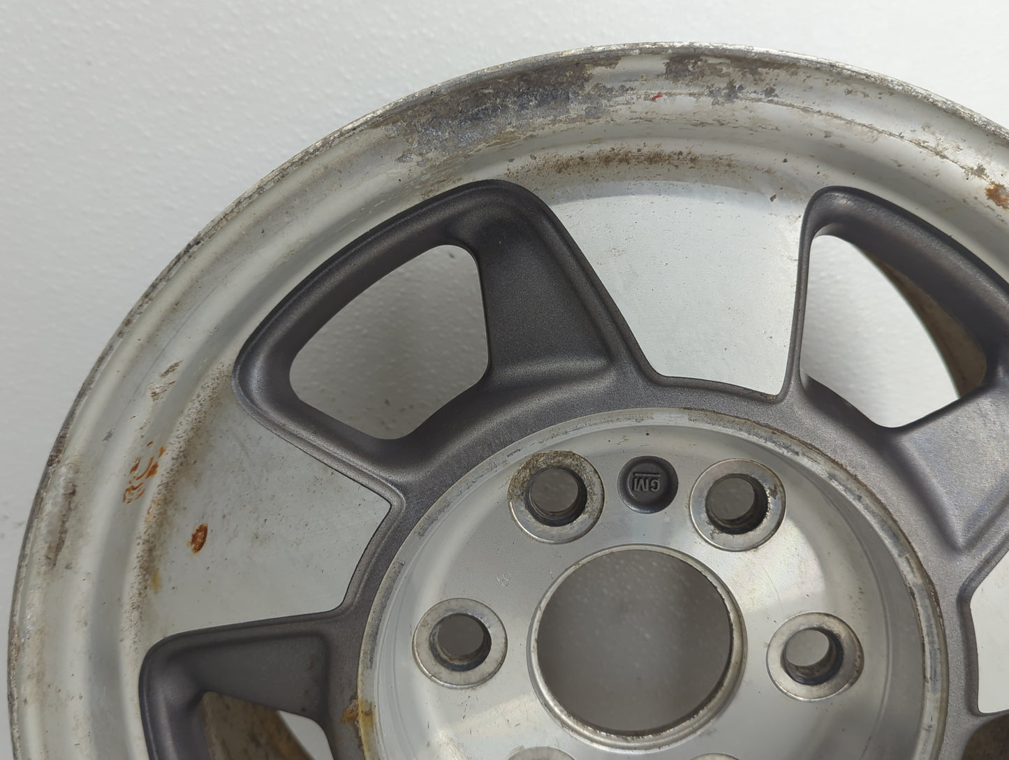 2000-2003 Chevrolet Suburban 1500 Oem Wheel Rim 1074163 - Oemusedautoparts1.com