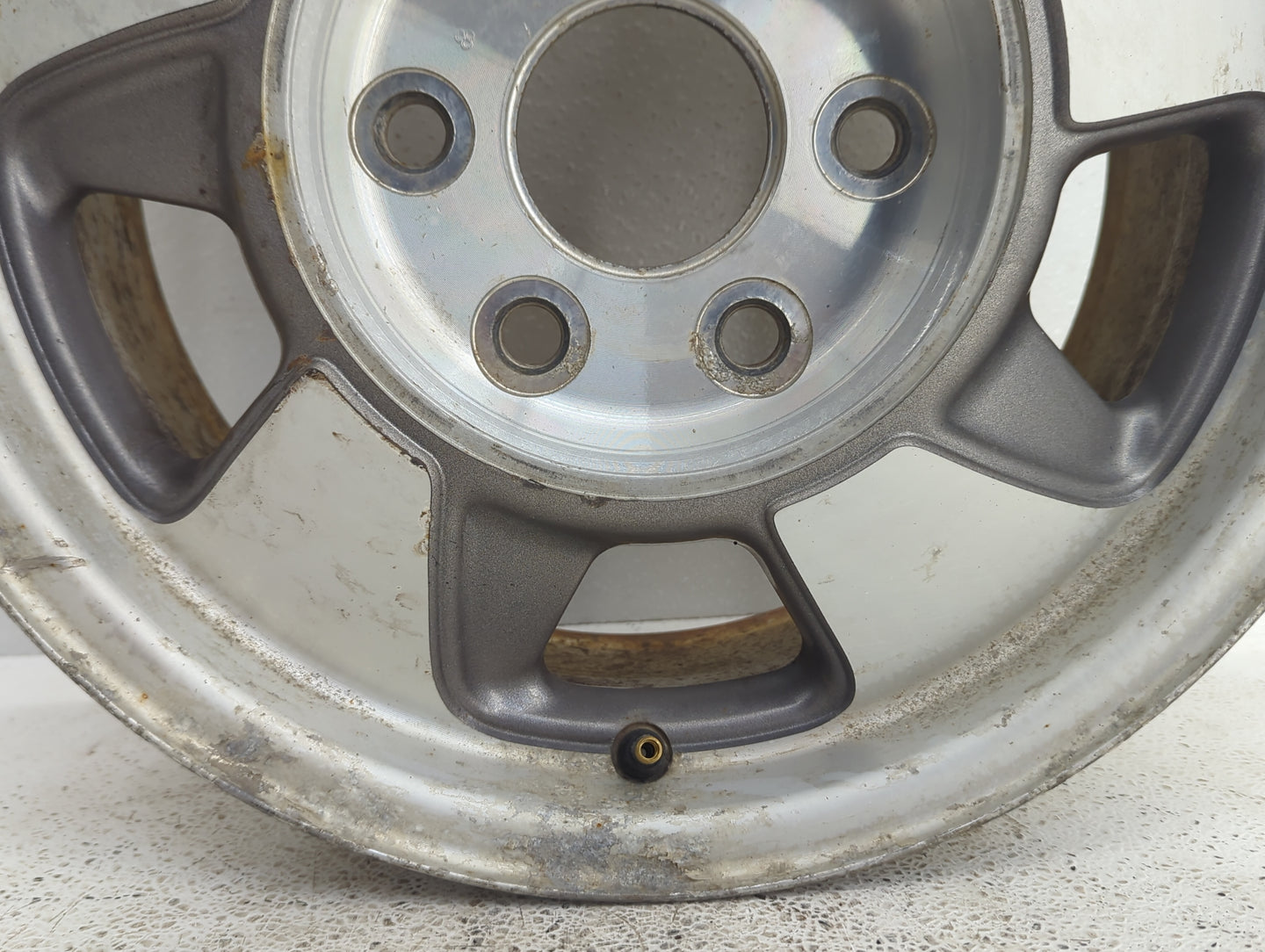 2000-2003 Chevrolet Suburban 1500 Oem Wheel Rim 1074163 - Oemusedautoparts1.com
