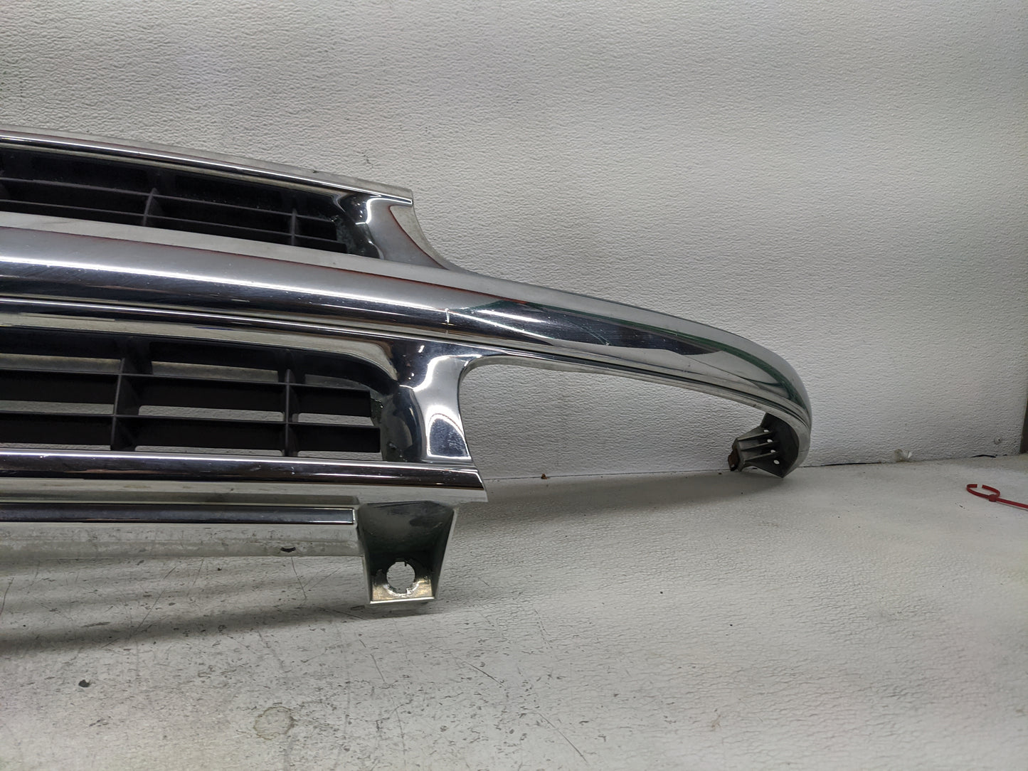 2001-2006 Chevrolet Suburban 1500 Front Grille Bumper Not Included - Oemusedautoparts1.com