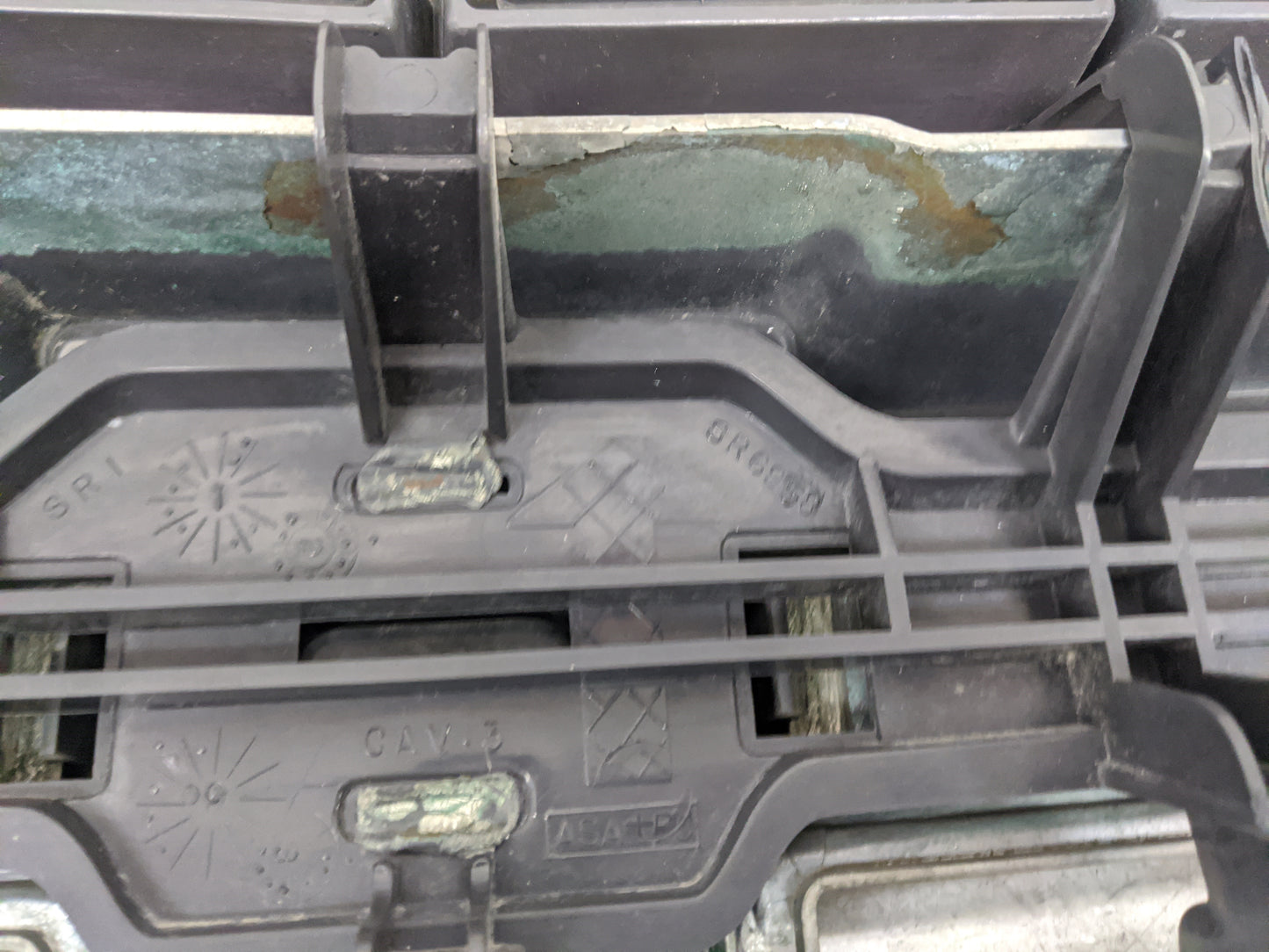 2001-2006 Chevrolet Suburban 1500 Front Grille Bumper Not Included - Oemusedautoparts1.com