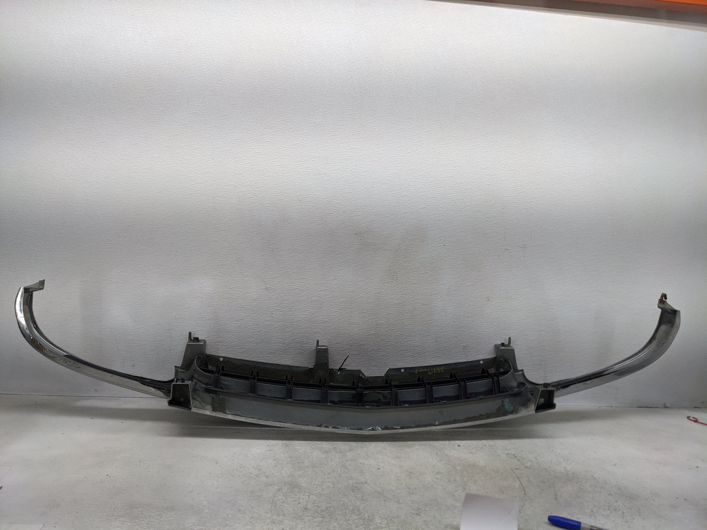 2001-2006 Chevrolet Suburban 1500 Front Grille Bumper Not Included - Oemusedautoparts1.com