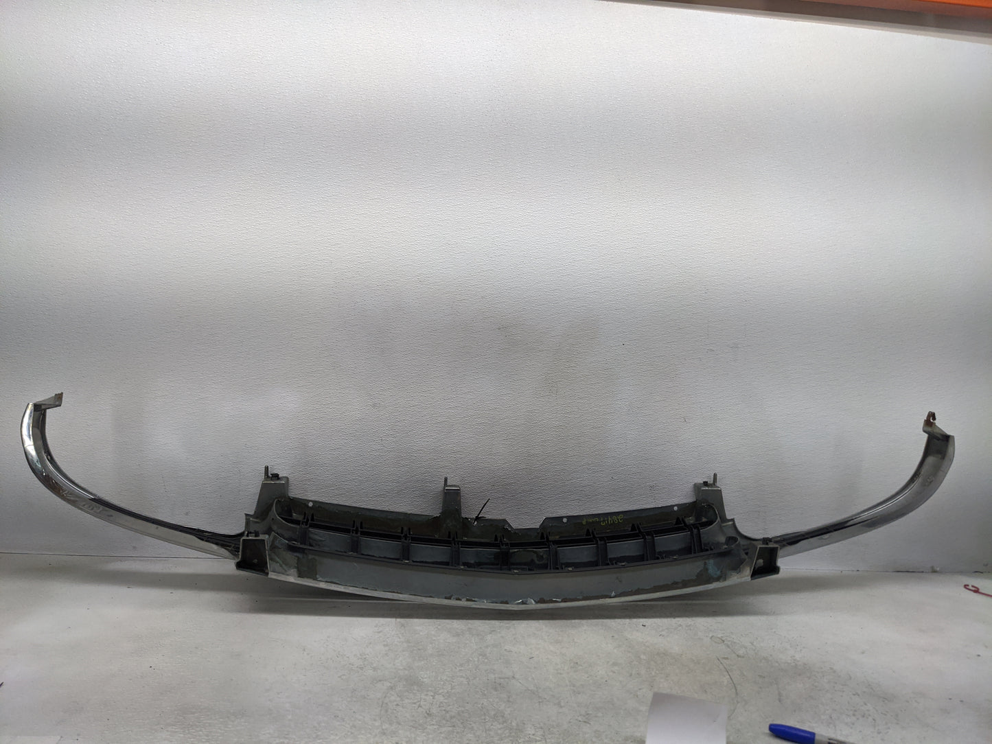 2001-2006 Chevrolet Suburban 1500 Front Grille Bumper Not Included - Oemusedautoparts1.com