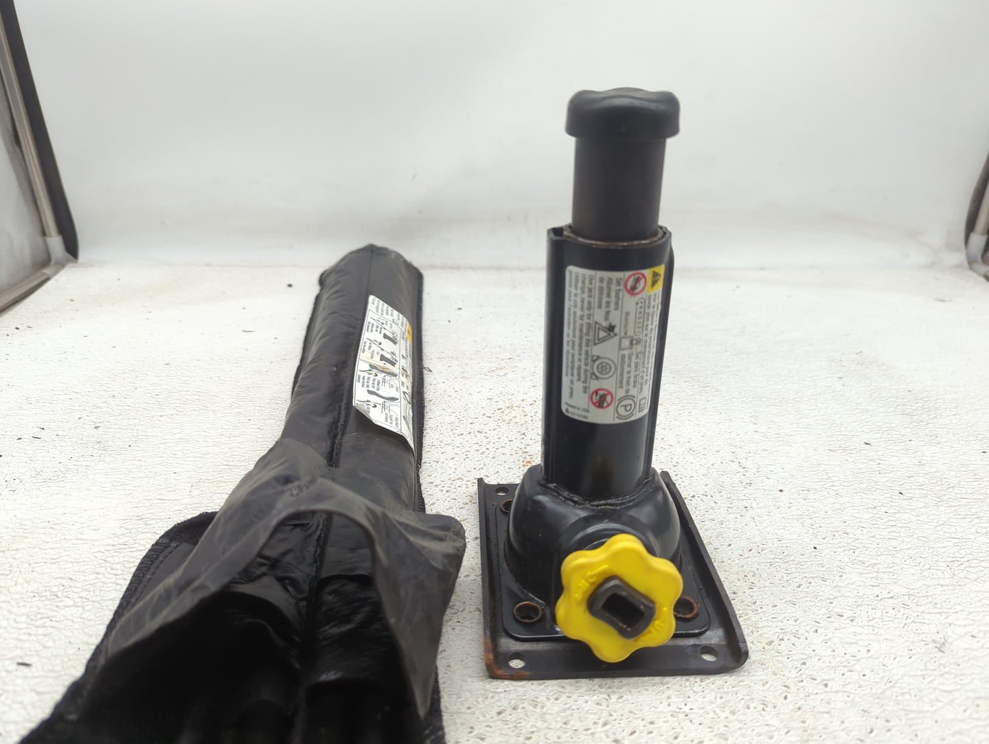 2005 Chevrolet Tahoe Spare Scissor Car Jack - Oemusedautoparts1.com
