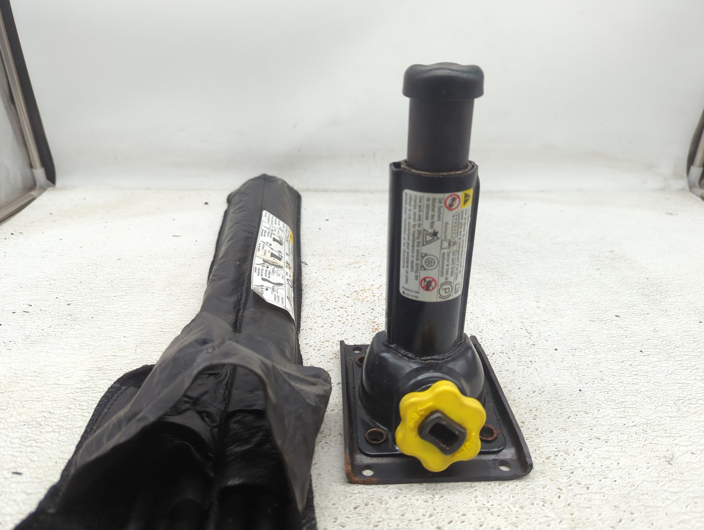 2005 Chevrolet Tahoe Spare Scissor Car Jack - Oemusedautoparts1.com