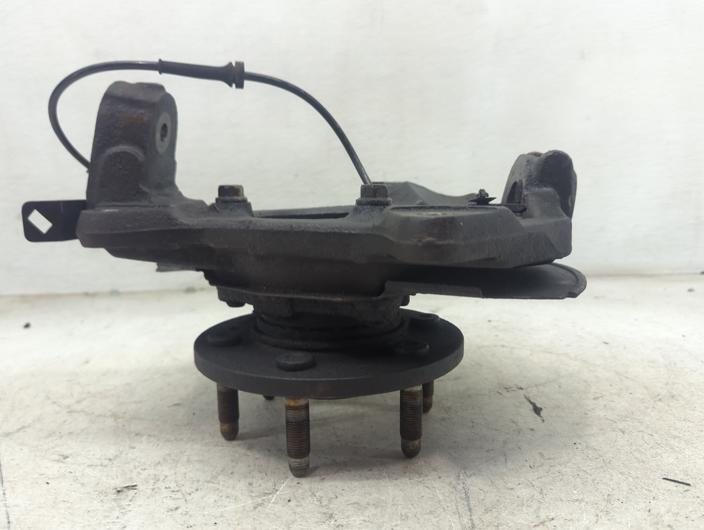2007-2014 Chevrolet Tahoe Drivers Front Spindle Knuckle Oem - Oemusedautoparts1.com