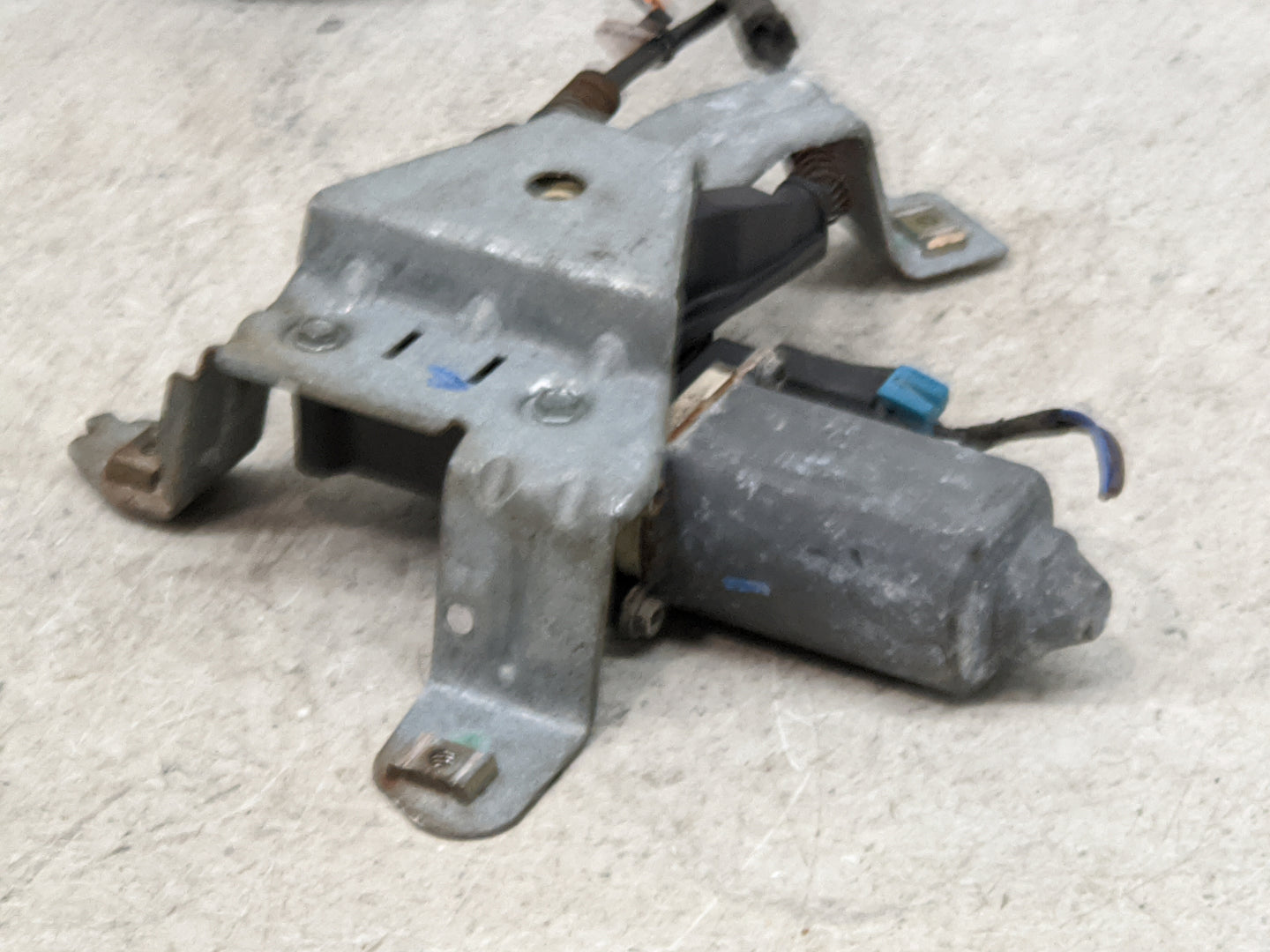 2000-2006 Chevrolet Tahoe Used Driver Left Rear Window Regulator 943746 - Oemusedautoparts1.com