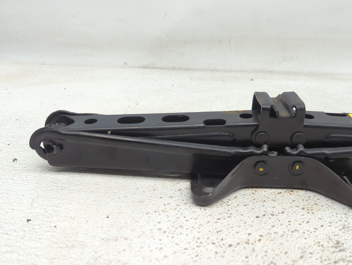 2006 Chevrolet Trailblazer Spare Scissor Car Jack 1073835 - Oemusedautoparts1.com