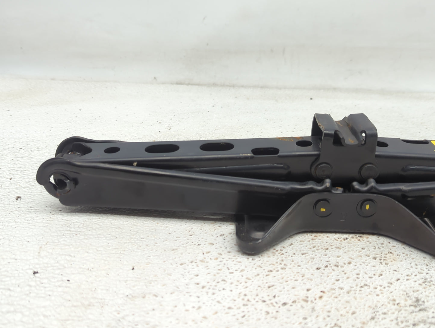 2006 Chevrolet Trailblazer Spare Scissor Car Jack 1073835 - Oemusedautoparts1.com