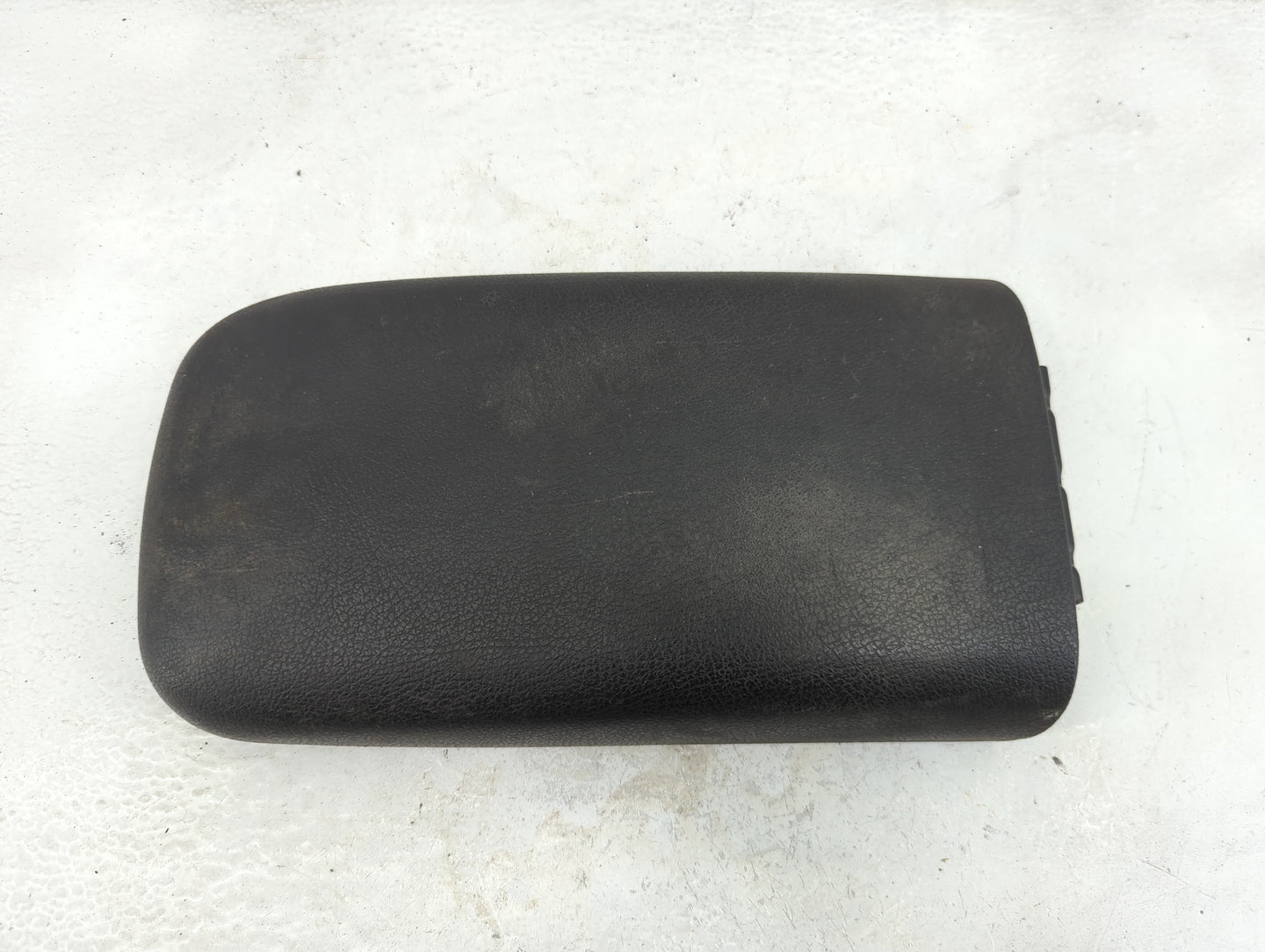 2005-2006 Chevrolet Trailblazer Ext Center Console Armrest Cover Lid Fits Fits 2005 2006 2007 2008 2009 OEM Used Auto Parts 