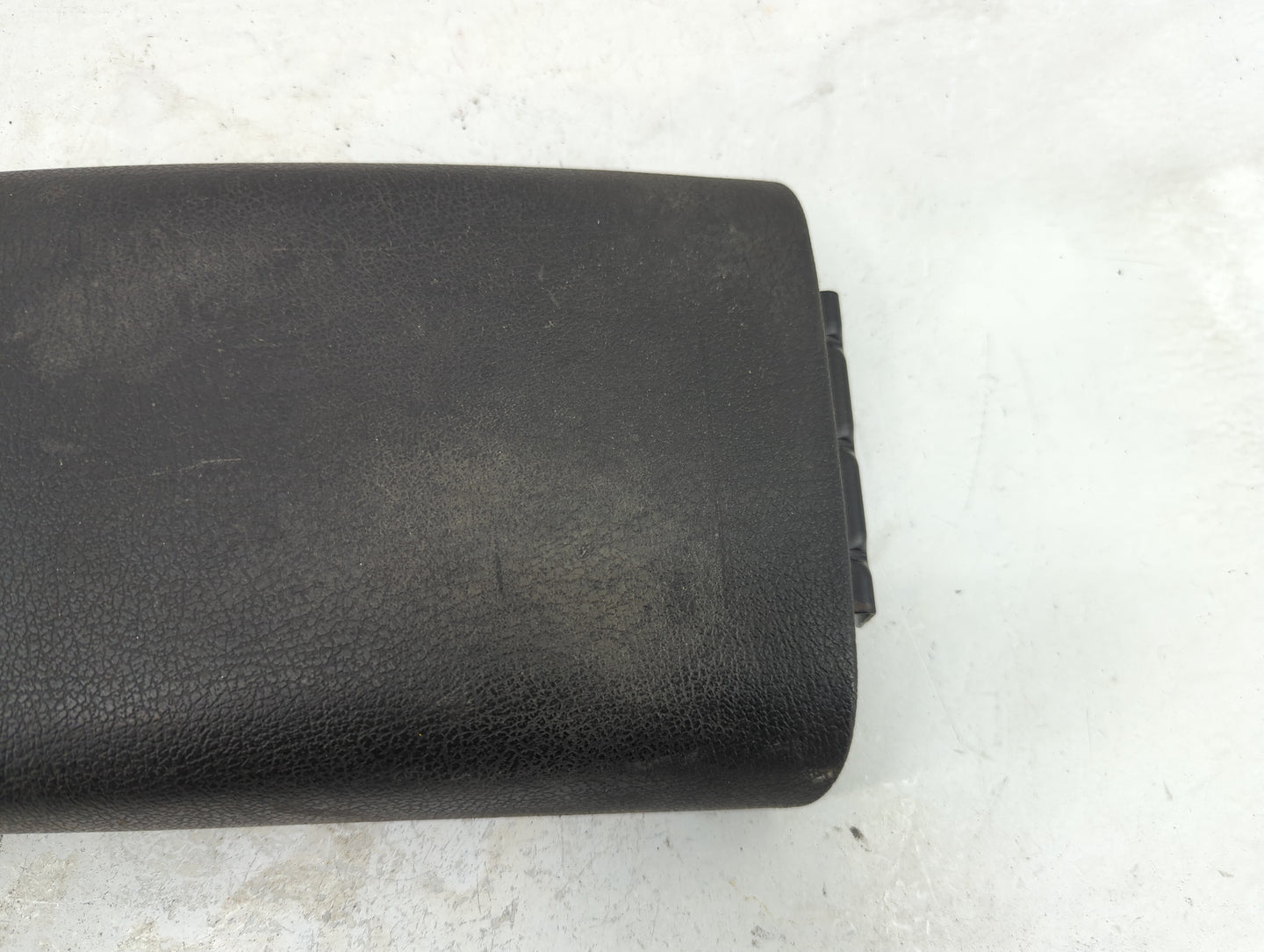 2005-2006 Chevrolet Trailblazer Ext Center Console Armrest Cover Lid Fits Fits 2005 2006 2007 2008 2009 OEM Used Auto Parts 