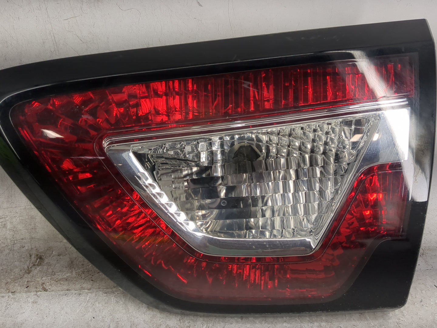 2013 Chevrolet Traverse Passenger Right Side Deck Lid Mounted Tail Light 1148367 - Oemusedautoparts1.com