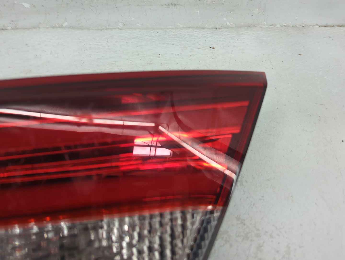 2015-2017 Chrysler 200 Passenger Right Side Deck Lid Mounted Tail Light - Oemusedautoparts1.com