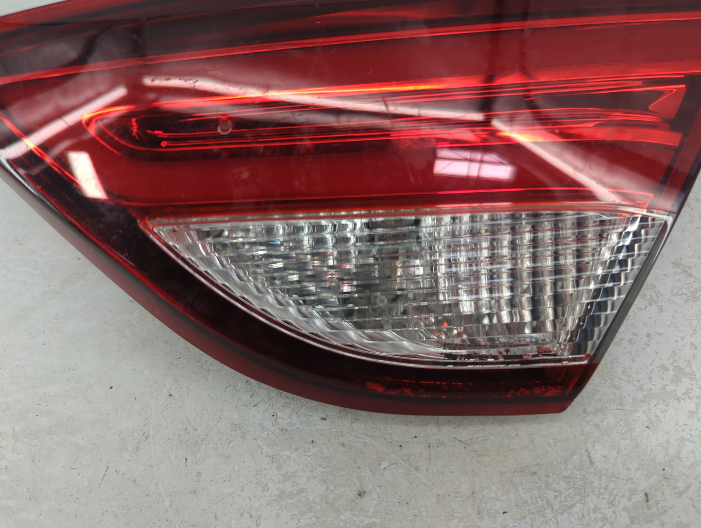 2015-2017 Chrysler 200 Passenger Right Side Deck Lid Mounted Tail Light - Oemusedautoparts1.com