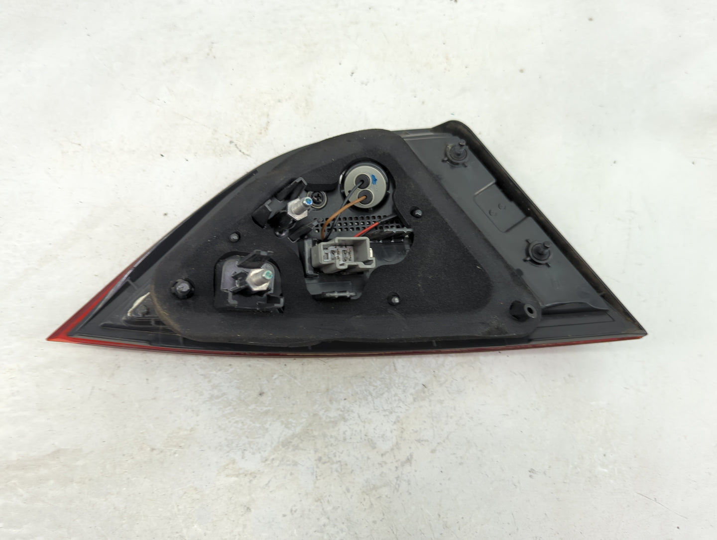 2015-2017 Chrysler 200 Passenger Right Side Deck Lid Mounted Tail Light - Oemusedautoparts1.com