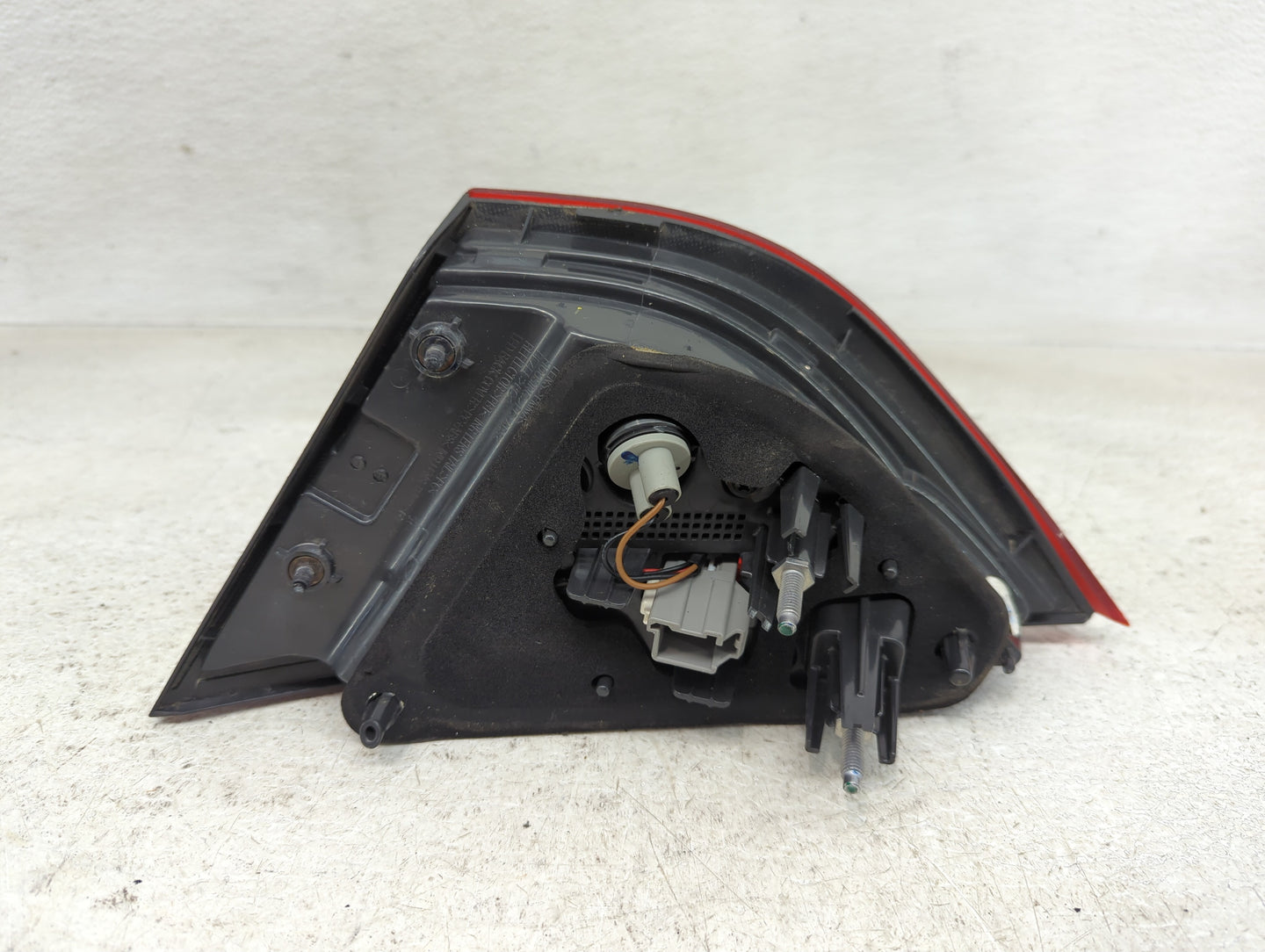2015-2017 Chrysler 200 Driver Left Side Deck Lid Mounted Tail Light - Oemusedautoparts1.com