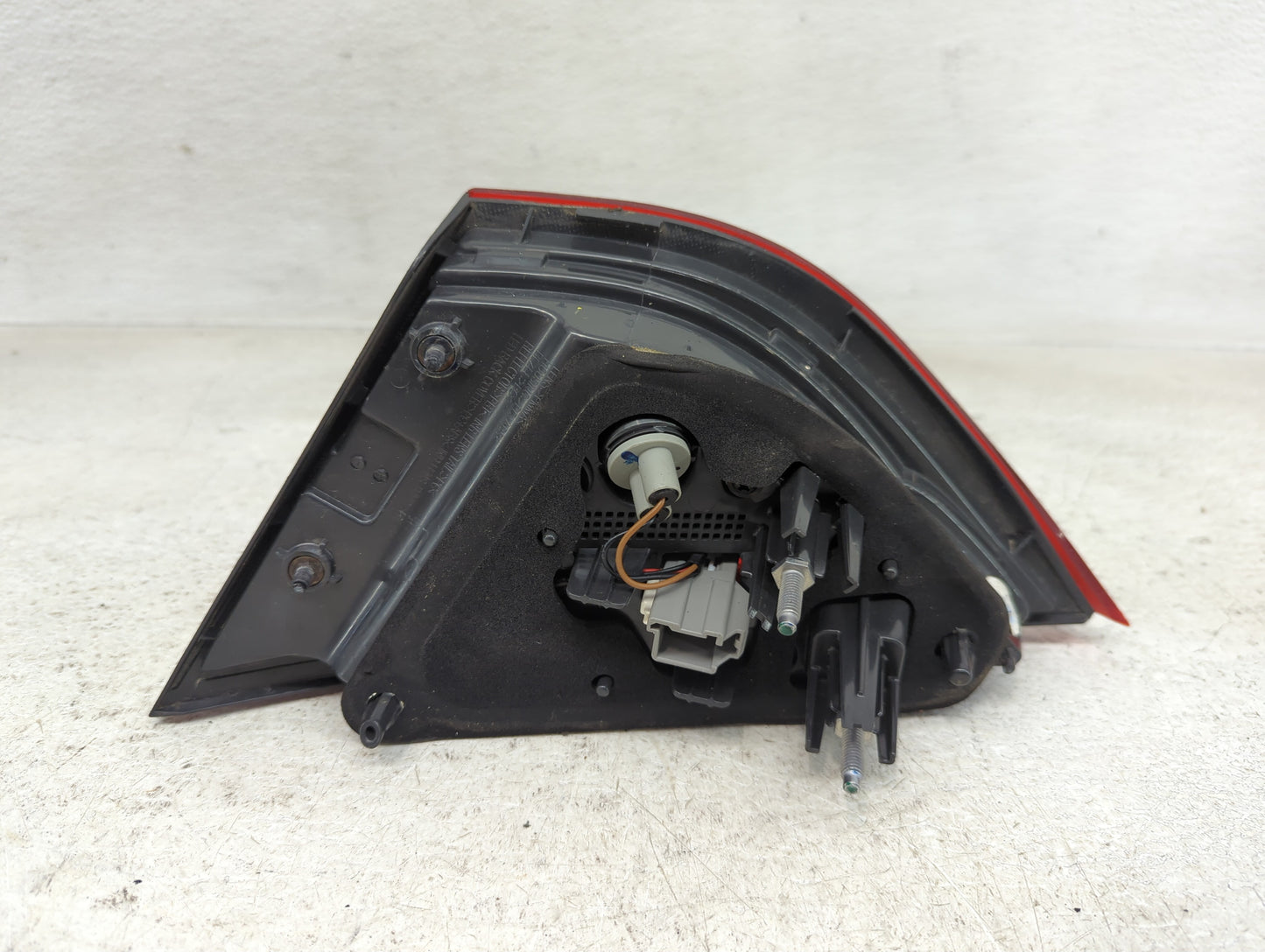 2015-2017 Chrysler 200 Driver Left Side Deck Lid Mounted Tail Light - Oemusedautoparts1.com