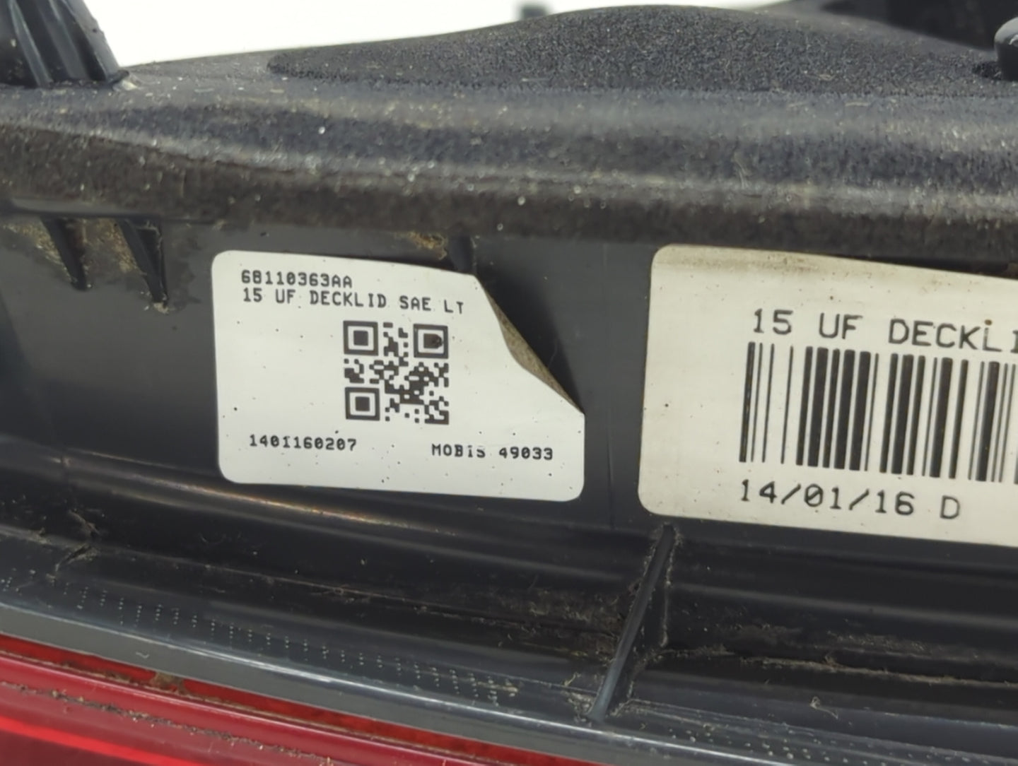 2015-2017 Chrysler 200 Driver Left Side Deck Lid Mounted Tail Light - Oemusedautoparts1.com