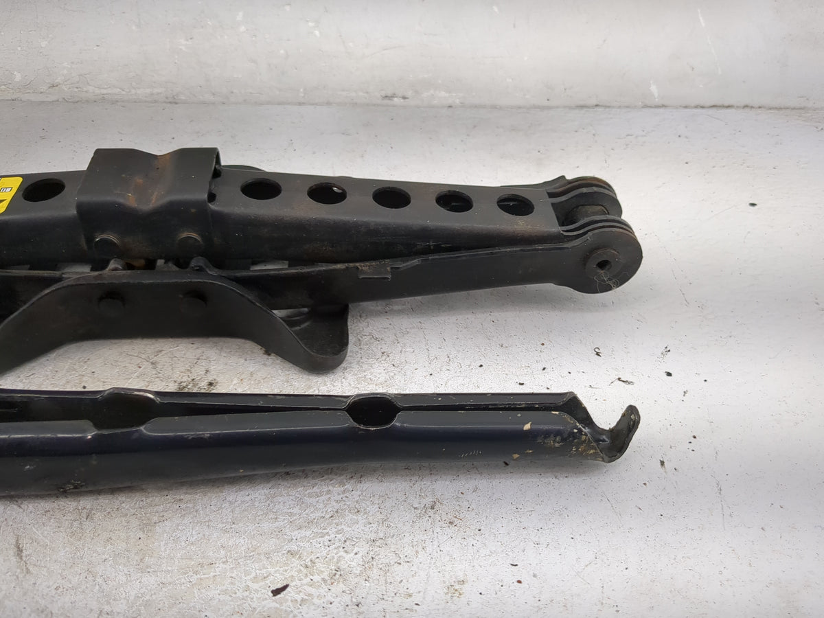 2011 Chrysler 200 Spare Scissor Car Jack 5030147 - Oemusedautoparts1.com