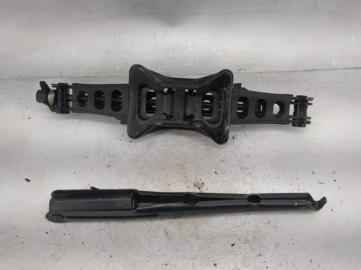 2011 Chrysler 200 Spare Scissor Car Jack 5030147 - Oemusedautoparts1.com