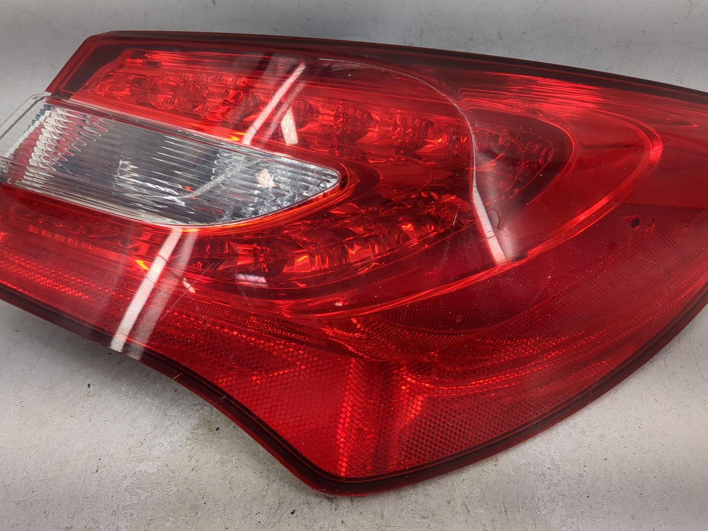 2011-2014 Chrysler 200 Tail Light Assembly Passenger Right OEM Fits Fits 2011 2012 2013 2014 OEM Used Auto Parts - Oemusedau