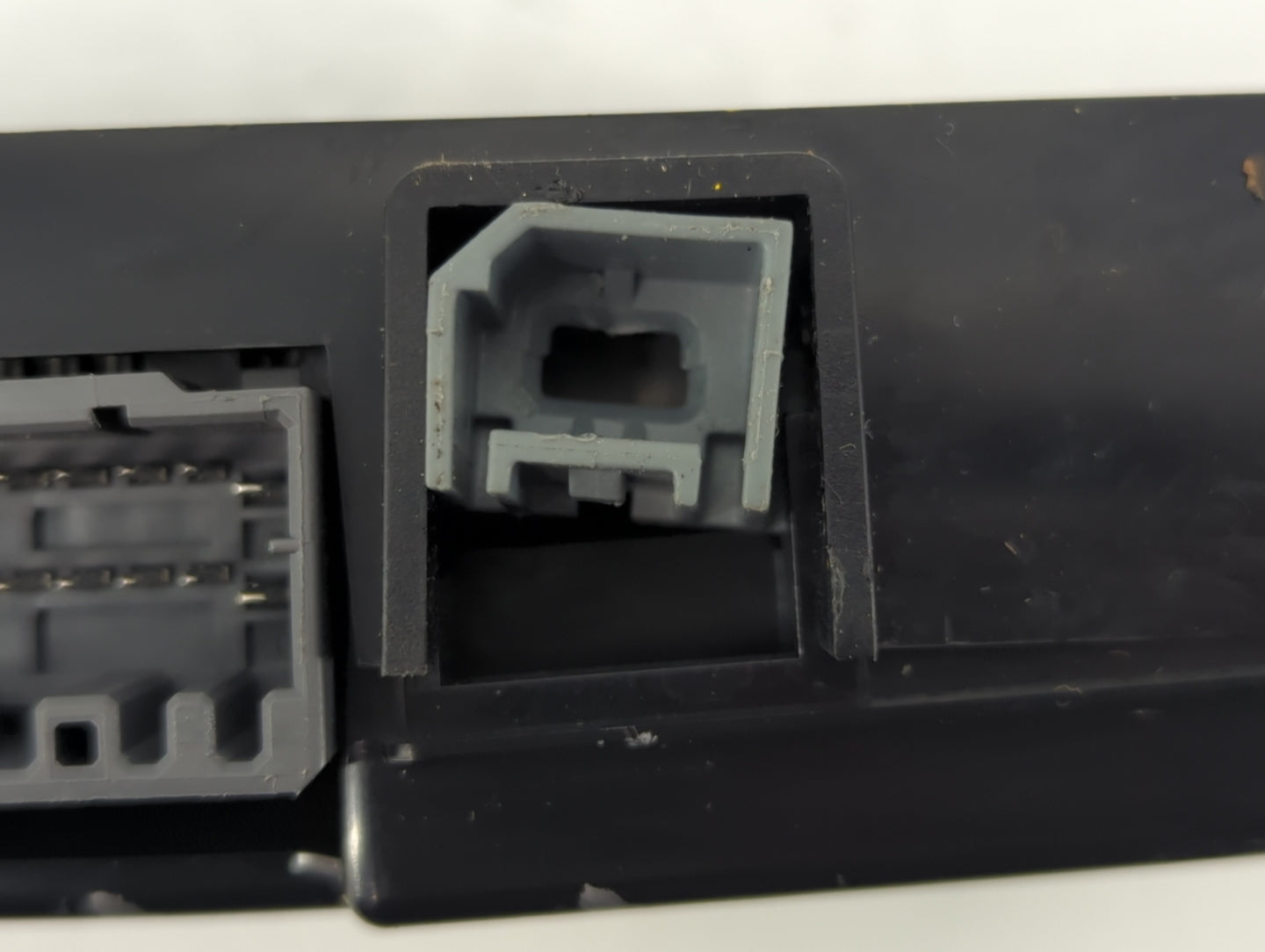 2011-2014 Chrysler 200 Body Control Module Bcm Inner Cabin Fuse Box - Oemusedautoparts1.com