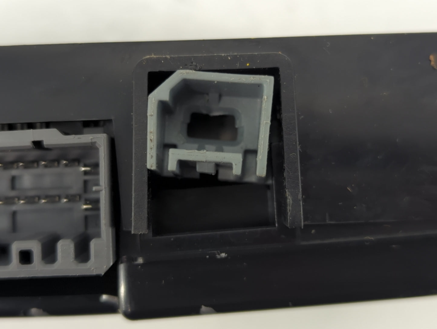 2011-2014 Chrysler 200 Body Control Module Bcm Inner Cabin Fuse Box - Oemusedautoparts1.com