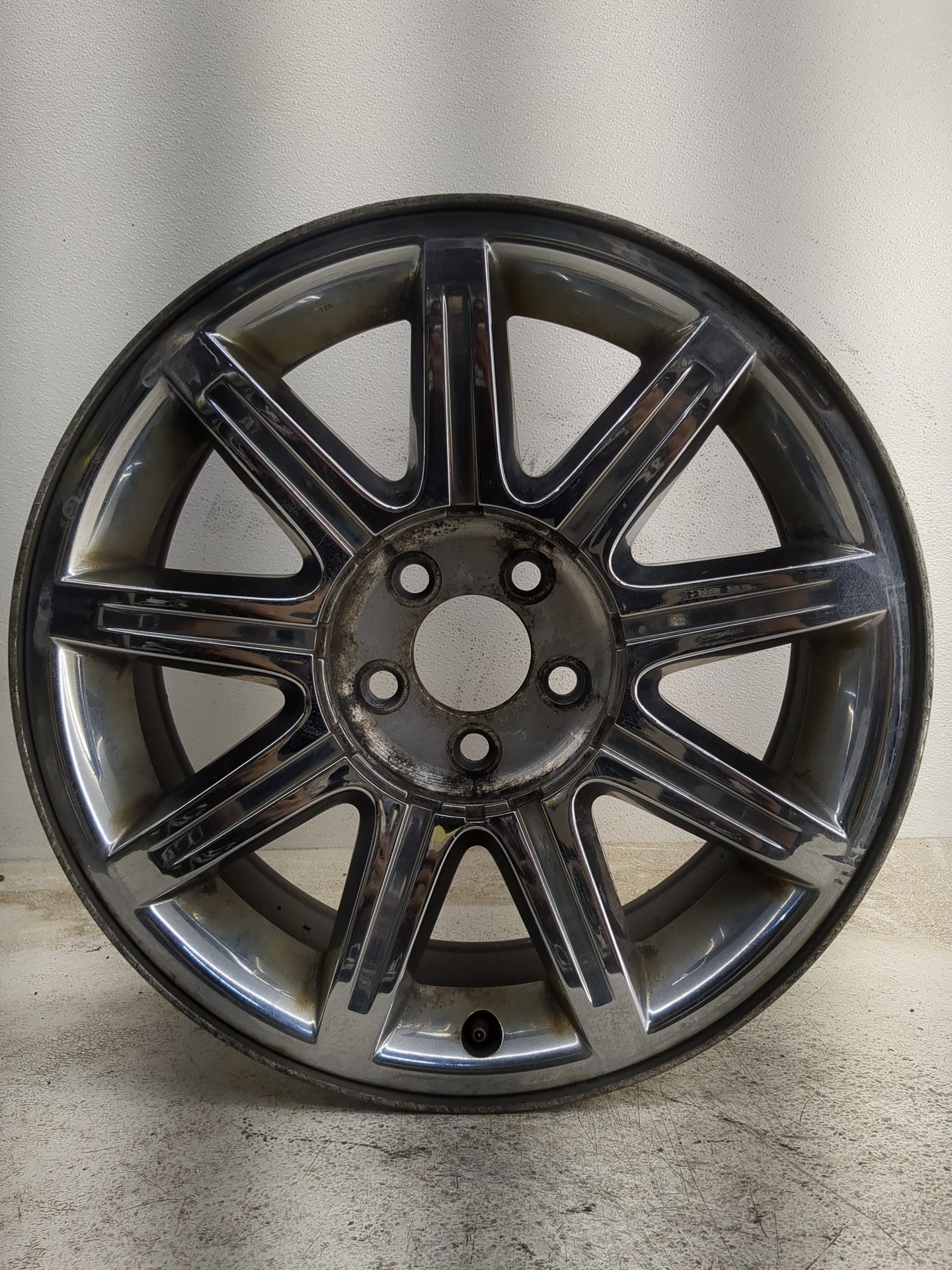 2005-2006 Chrysler 300 Oem Wheel Rim 1227731 - Oemusedautoparts1.com