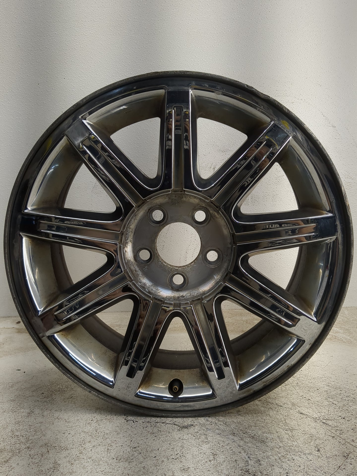 2005-2006 Chrysler 300 Oem Wheel Rim 1227743 - Oemusedautoparts1.com
