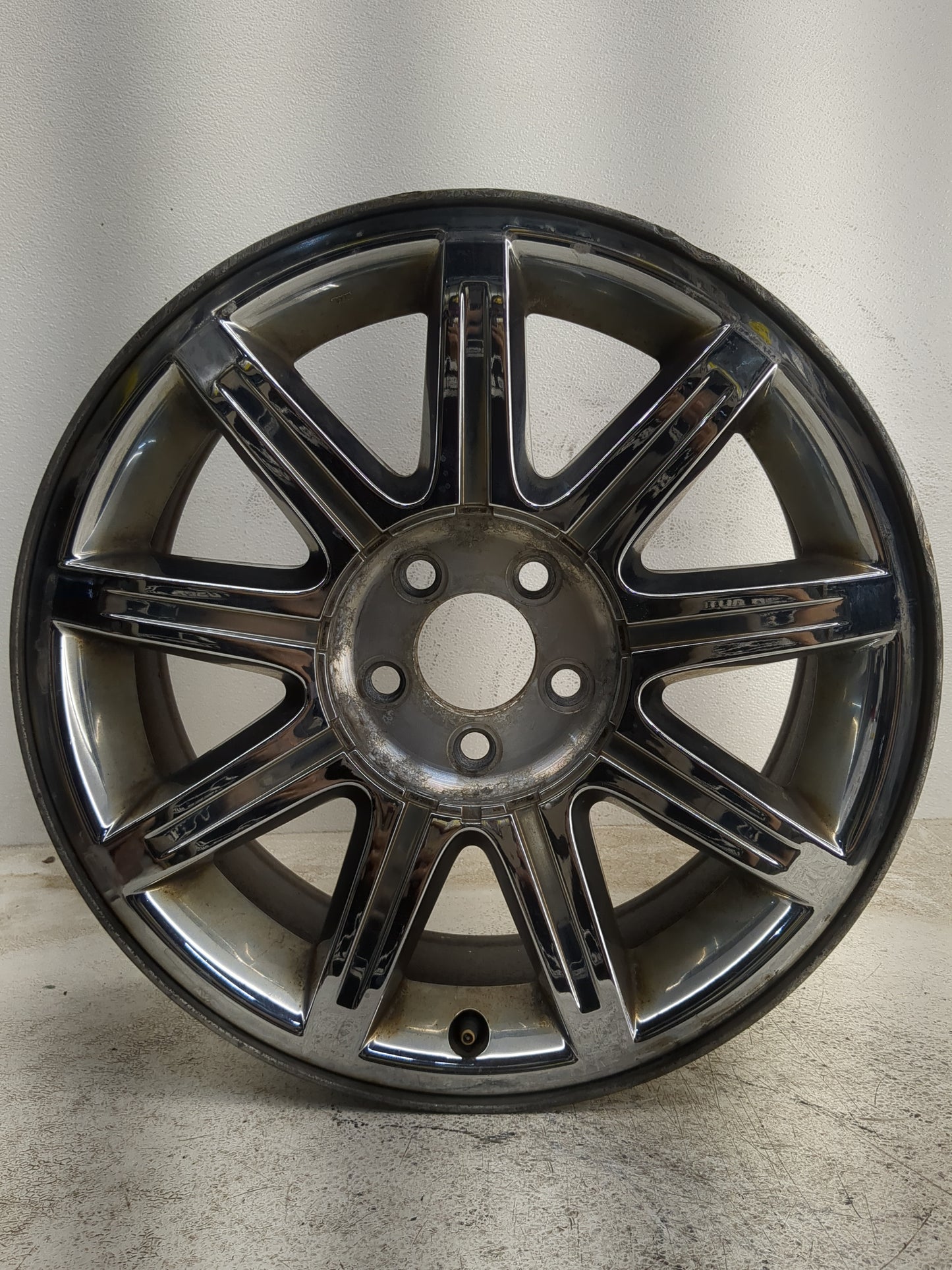 2005-2006 Chrysler 300 Oem Wheel Rim 1227743 - Oemusedautoparts1.com