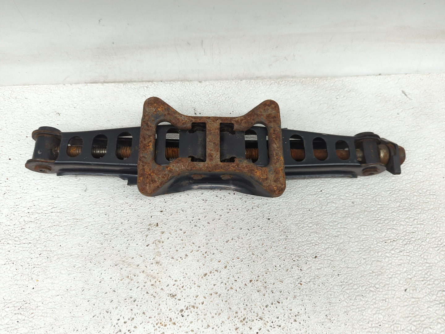 2008 Chrysler 300 Spare Scissor Car Jack 856206 - Oemusedautoparts1.com