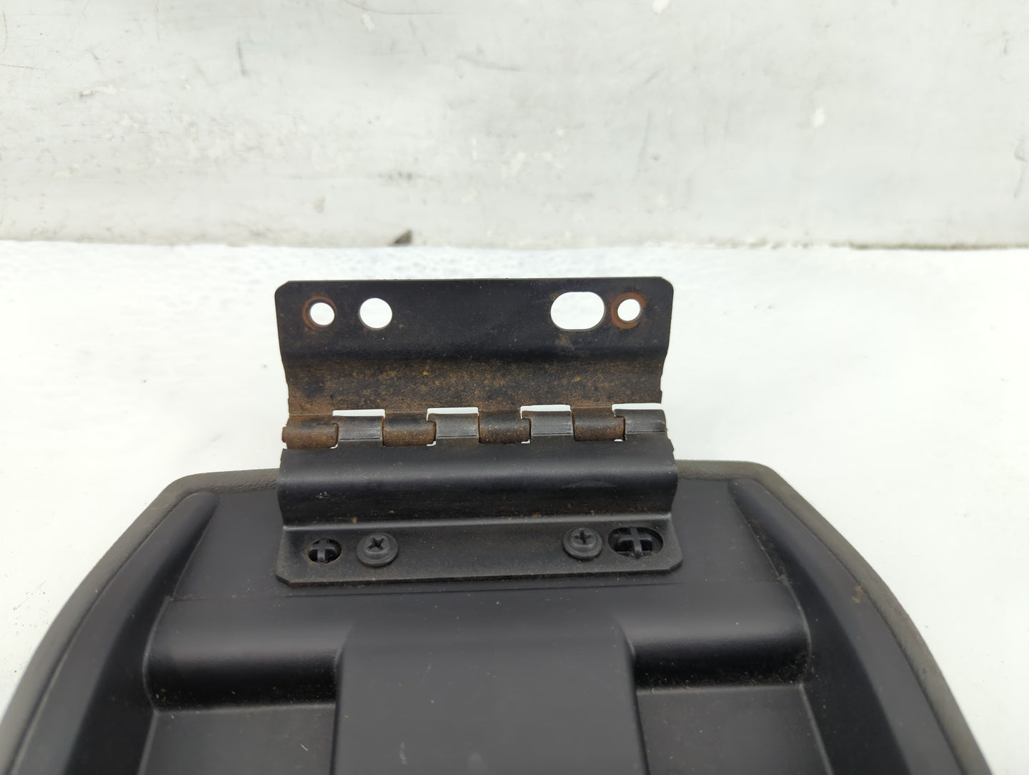 2005 Chrysler 300 Center Console Armrest Cover Lid Fits OEM Used Auto Parts - Oemusedautoparts1.com