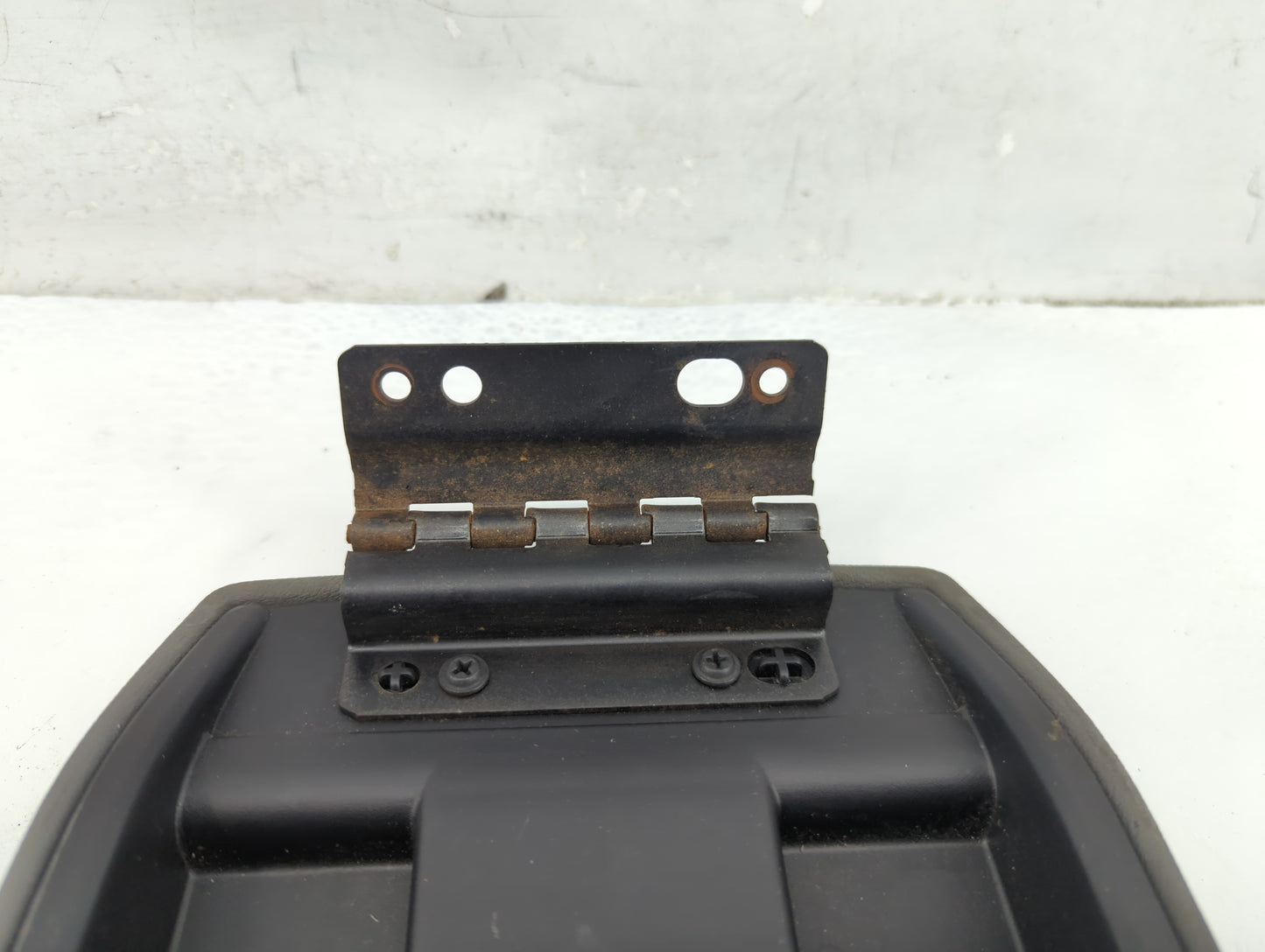 2005 Chrysler 300 Center Console Armrest Cover Lid Fits OEM Used Auto Parts - Oemusedautoparts1.com